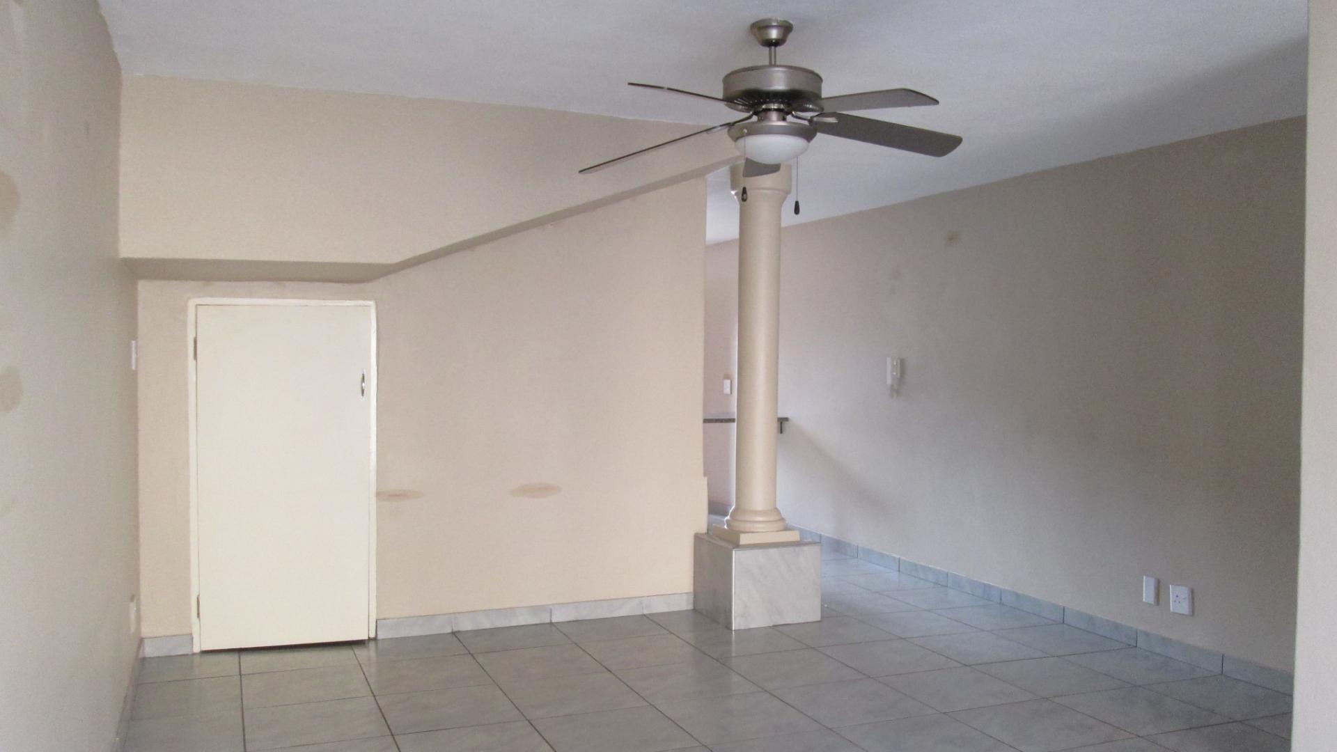 Lounges - 26 square meters of property in Vanderbijlpark