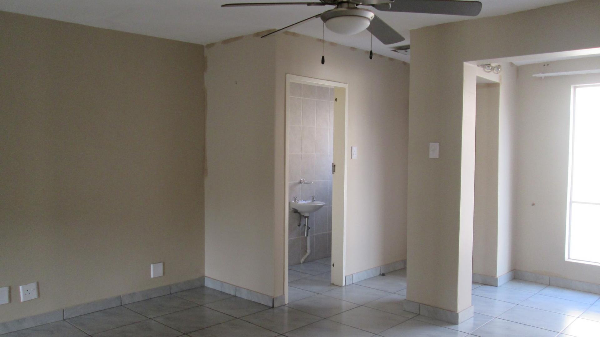 Lounges - 26 square meters of property in Vanderbijlpark