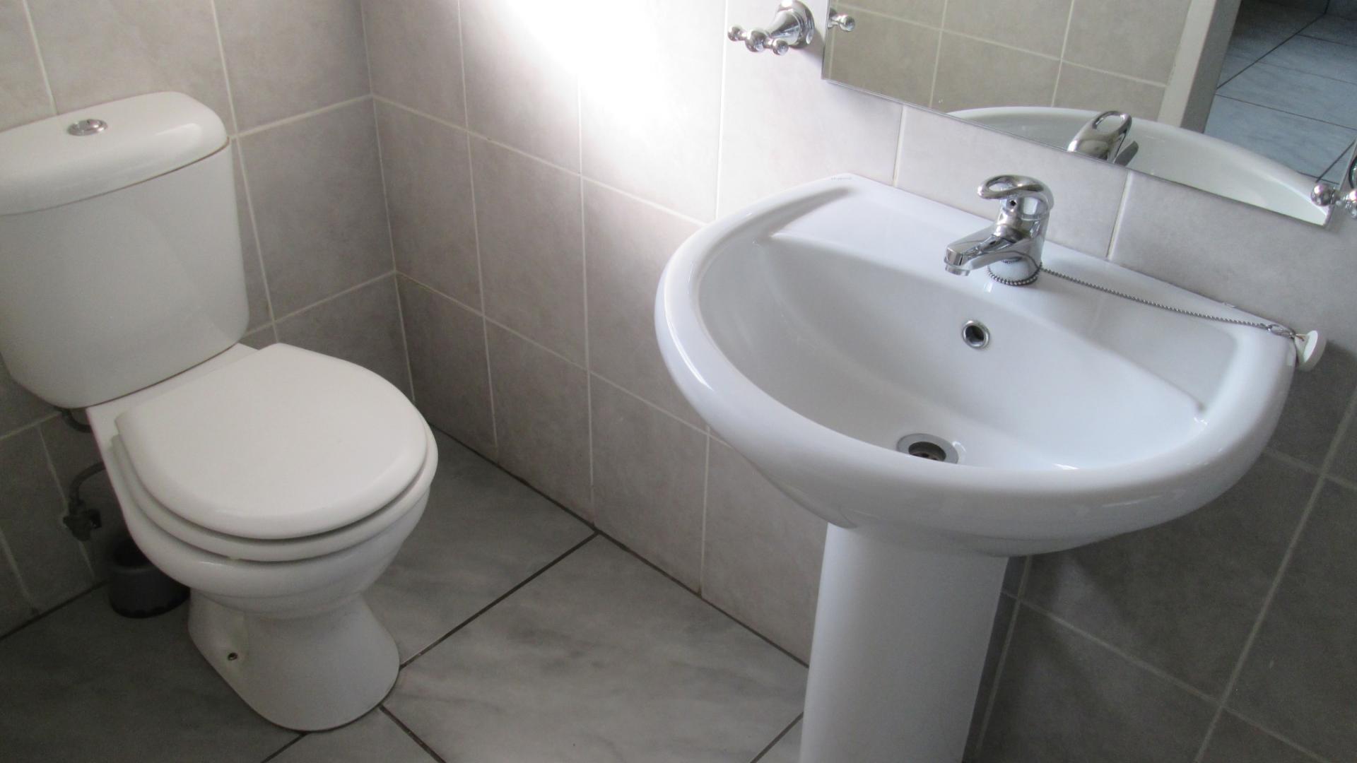 Bathroom 1 - 4 square meters of property in Vanderbijlpark