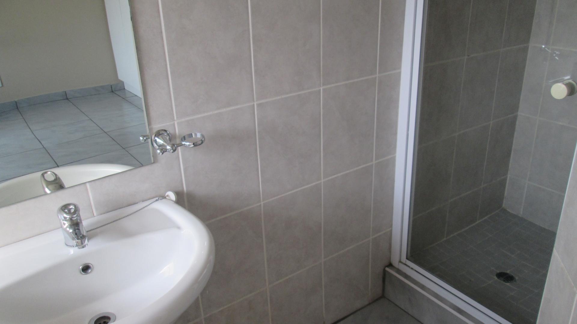 Bathroom 1 - 4 square meters of property in Vanderbijlpark