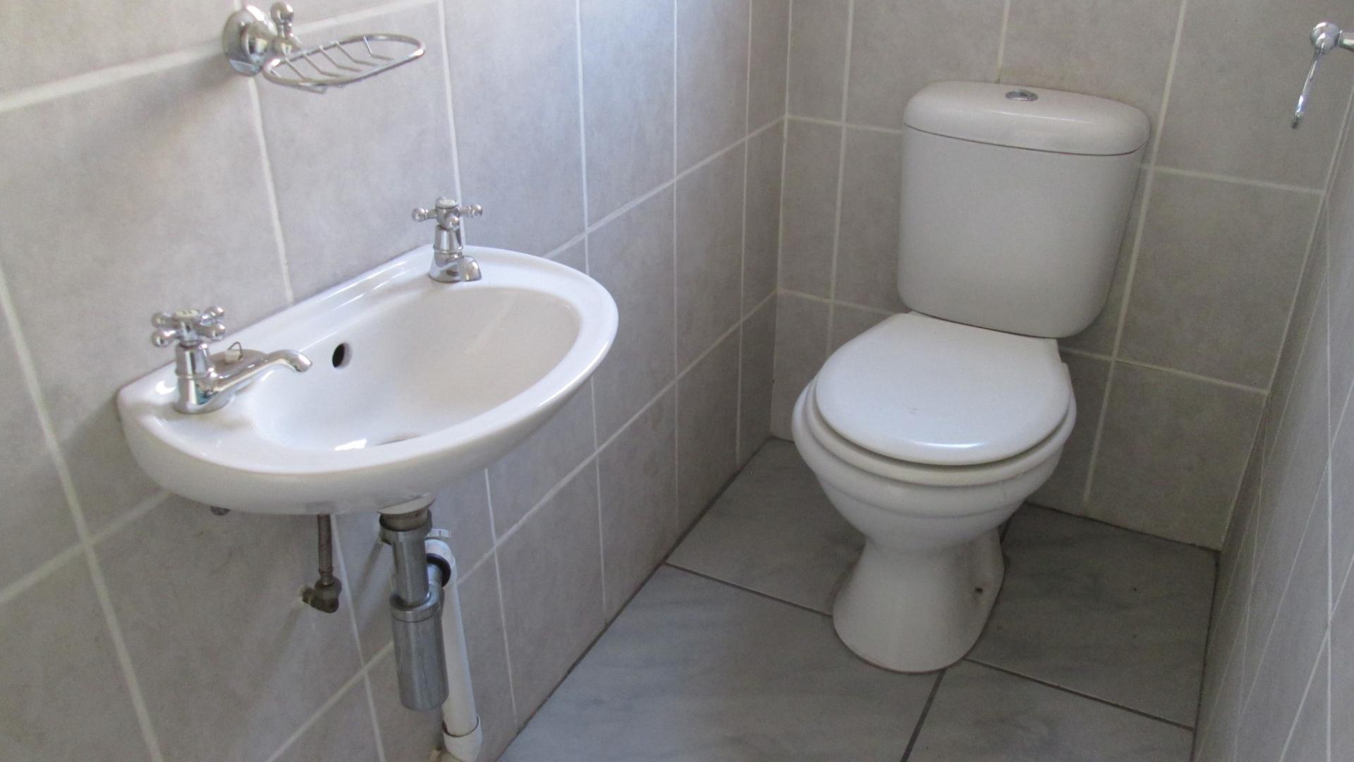 Bathroom 2 - 2 square meters of property in Vanderbijlpark