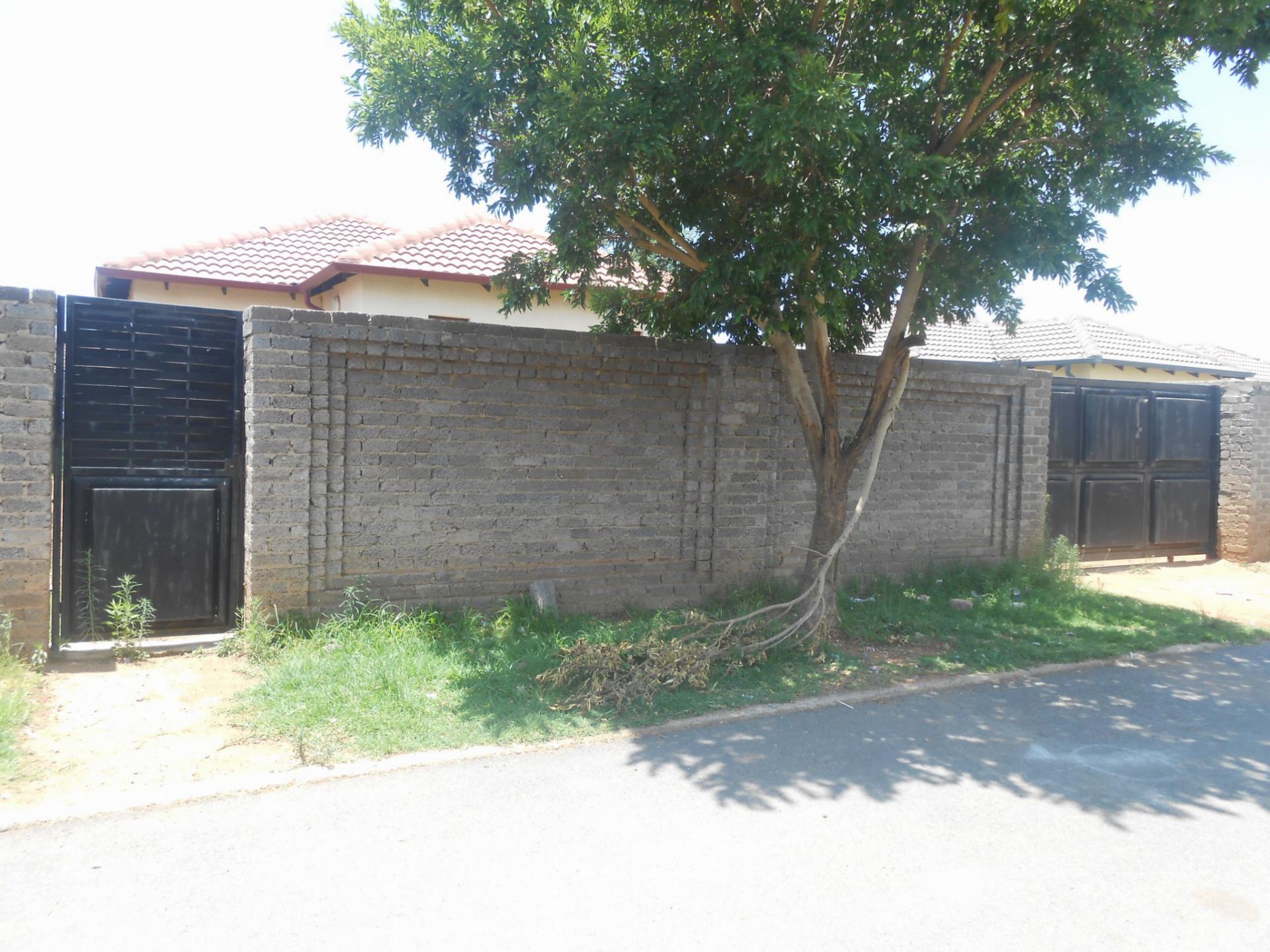 Front View of property in Goudrand