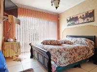 Main Bedroom - 20 square meters of property in Constantia Glen