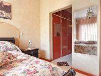 Main Bedroom - 20 square meters of property in Constantia Glen
