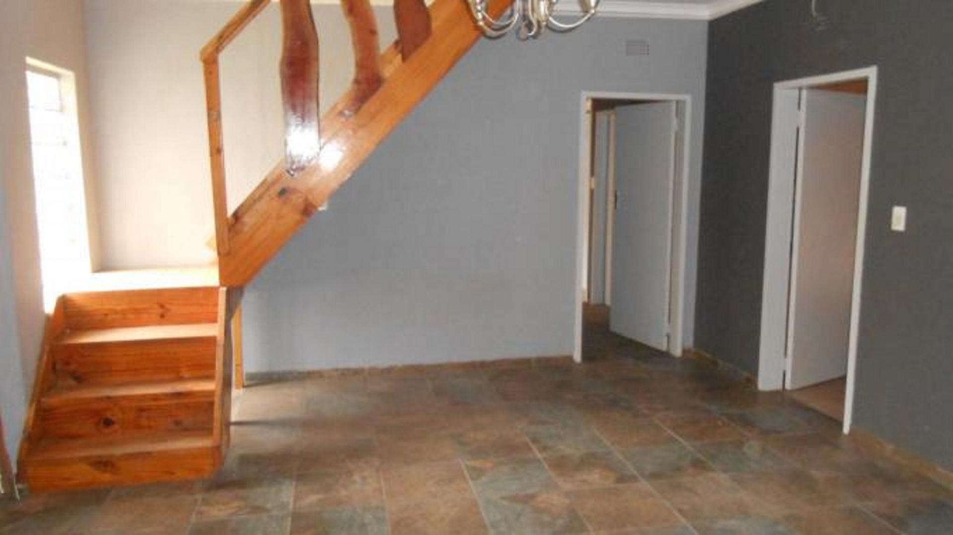 Lounges - 39 square meters of property in Bardene