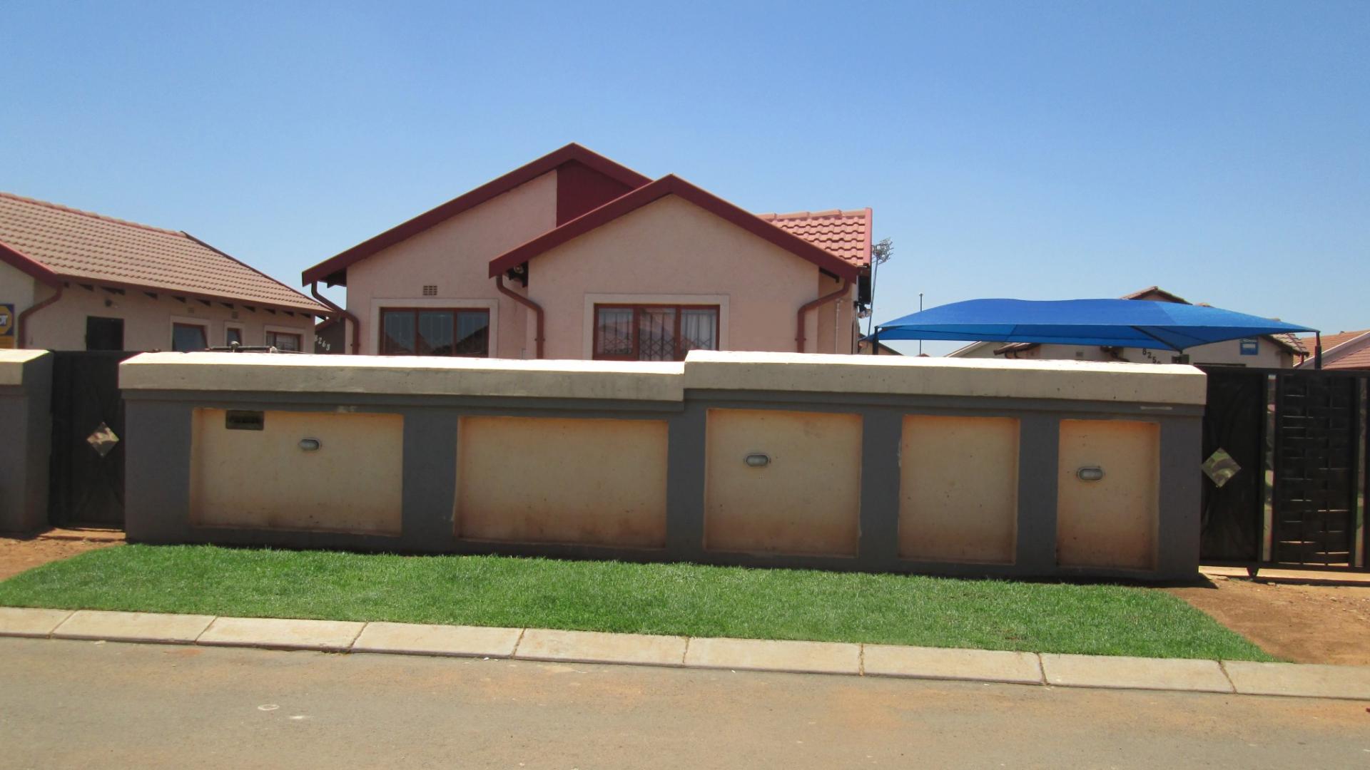 Front View of property in Roodekop