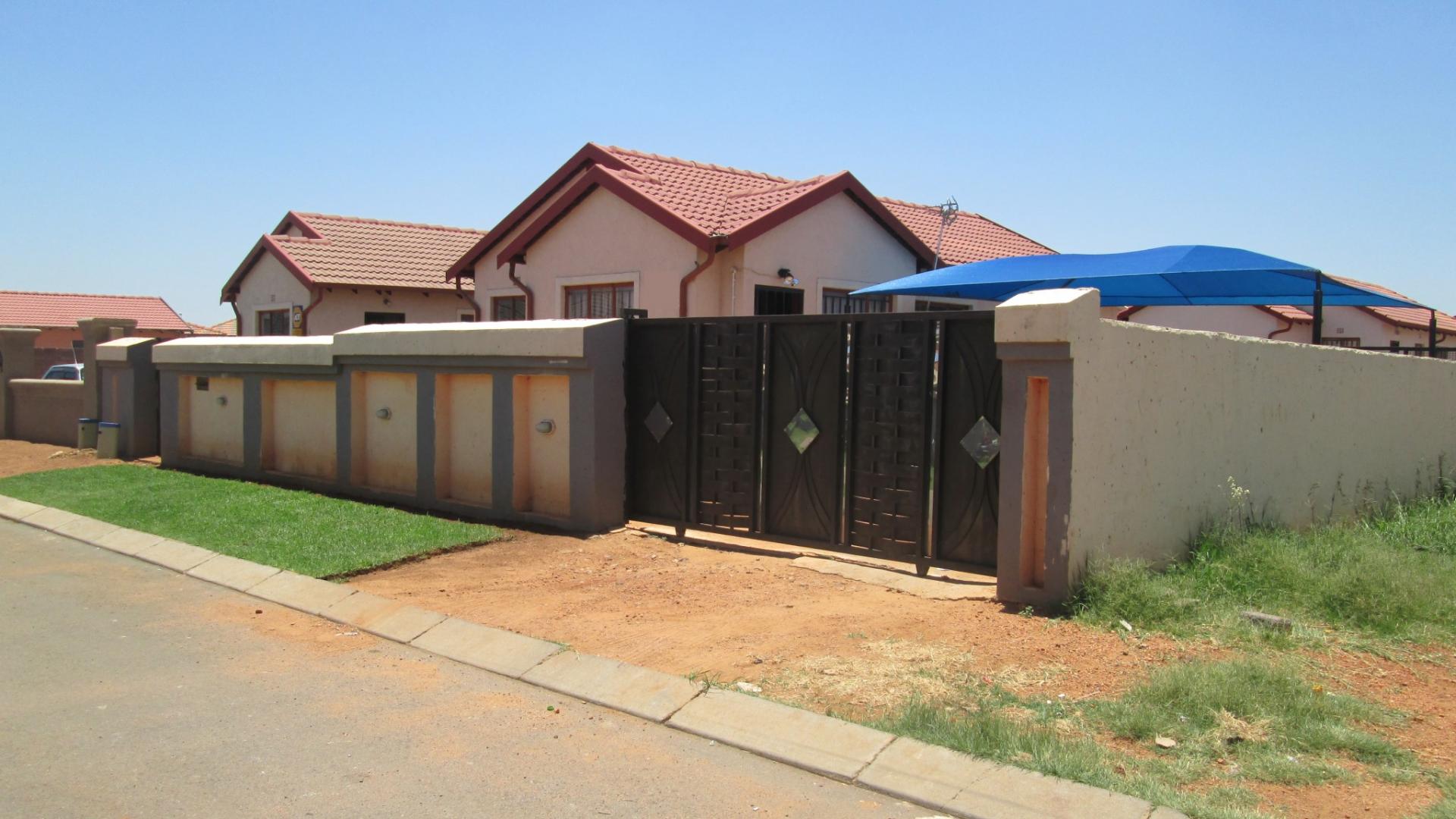 Front View of property in Roodekop