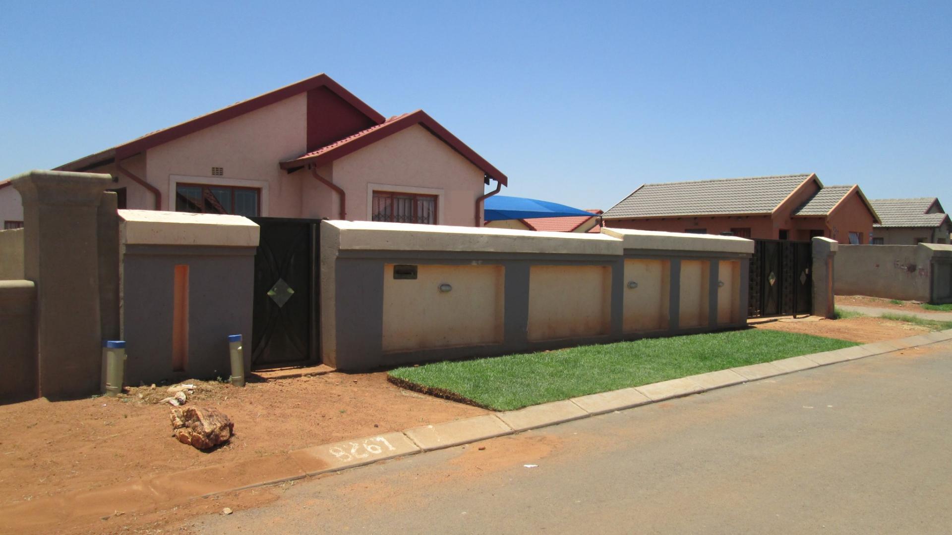 Front View of property in Roodekop