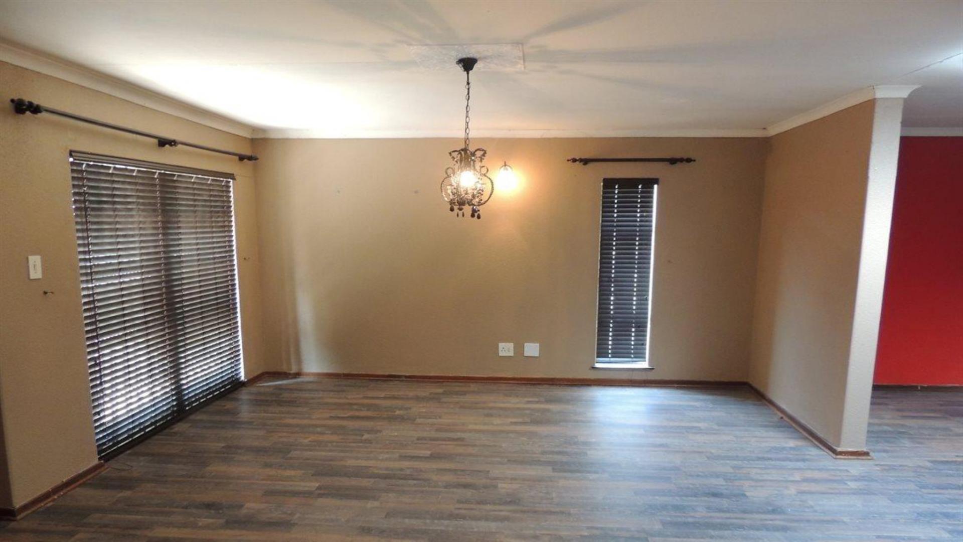 Lounges - 18 square meters of property in Secunda