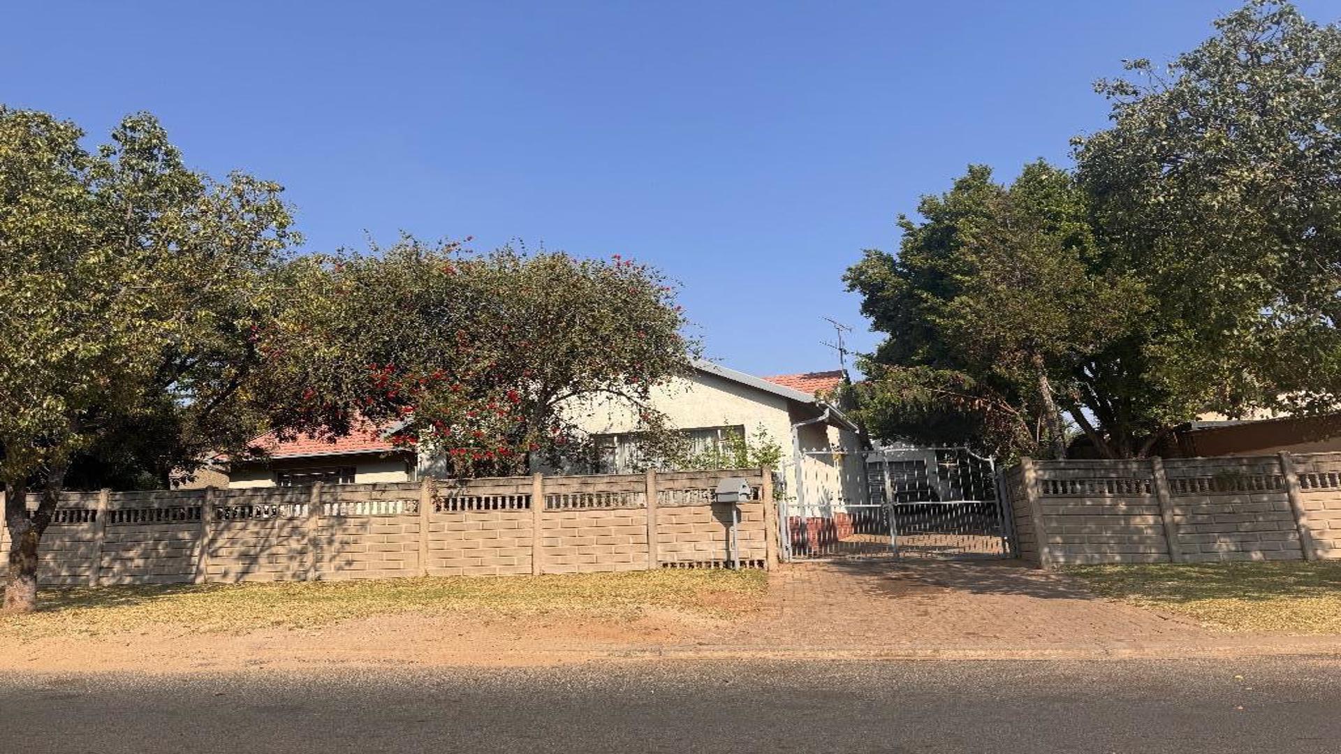 Front View of property in Norkem park