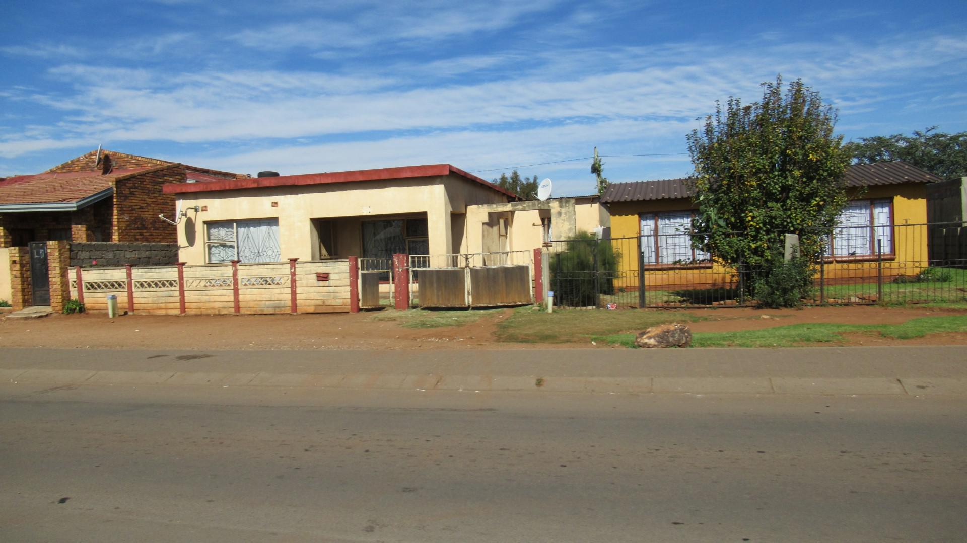 Front View of property in Vosloorus