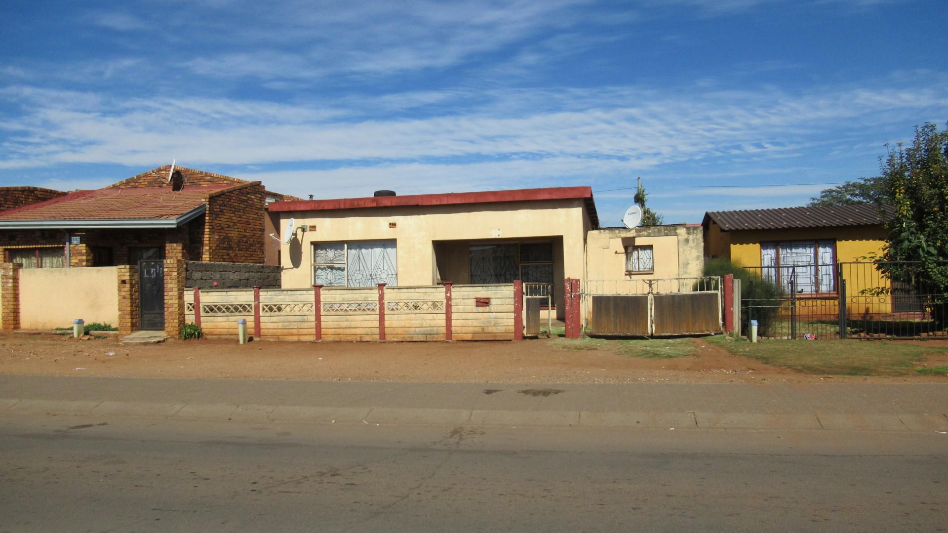 Front View of property in Vosloorus