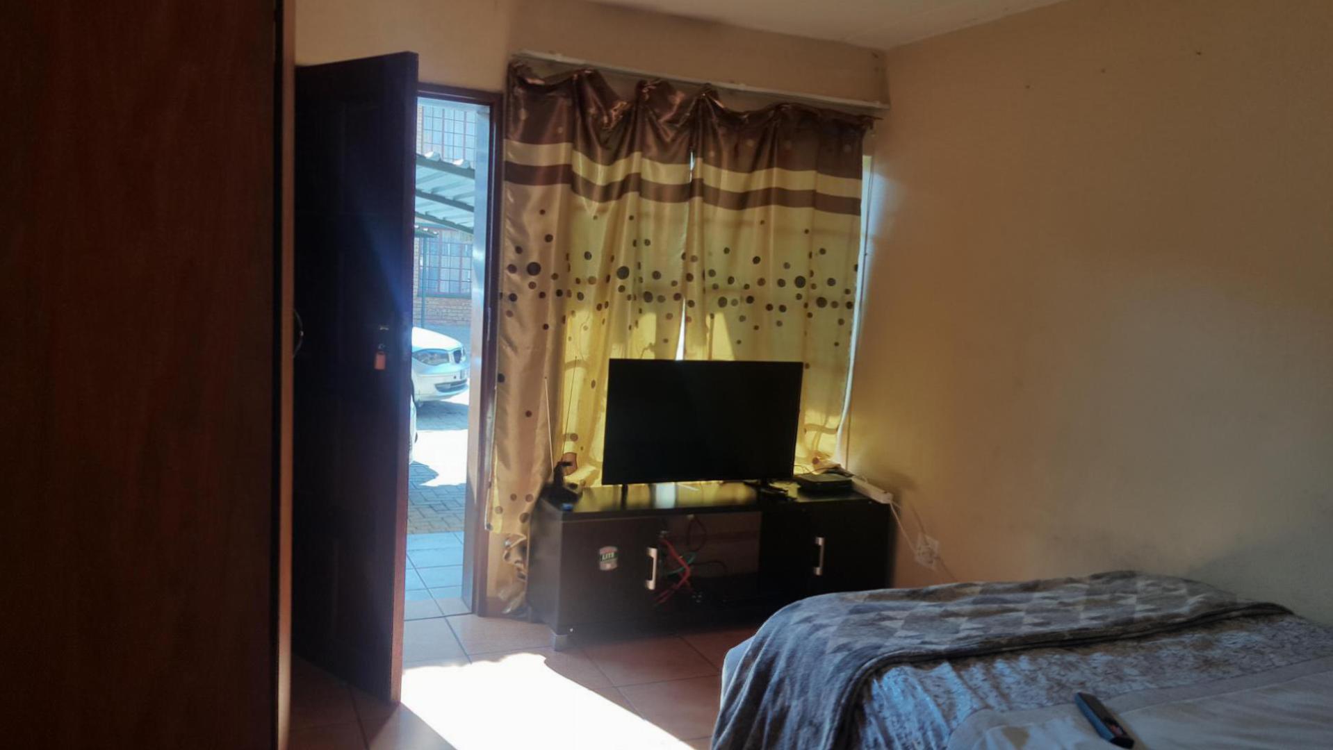 Bed Room 1 - 10 square meters of property in Die Bult