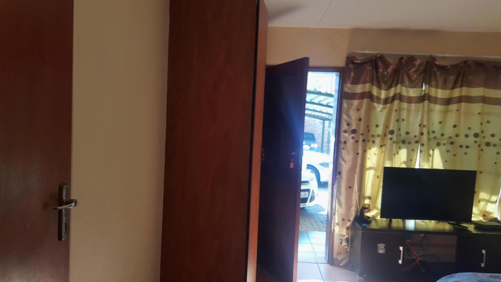 Bed Room 1 - 10 square meters of property in Die Bult