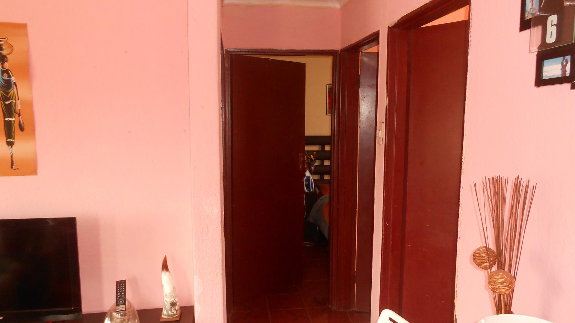 Lounges - 8 square meters of property in 