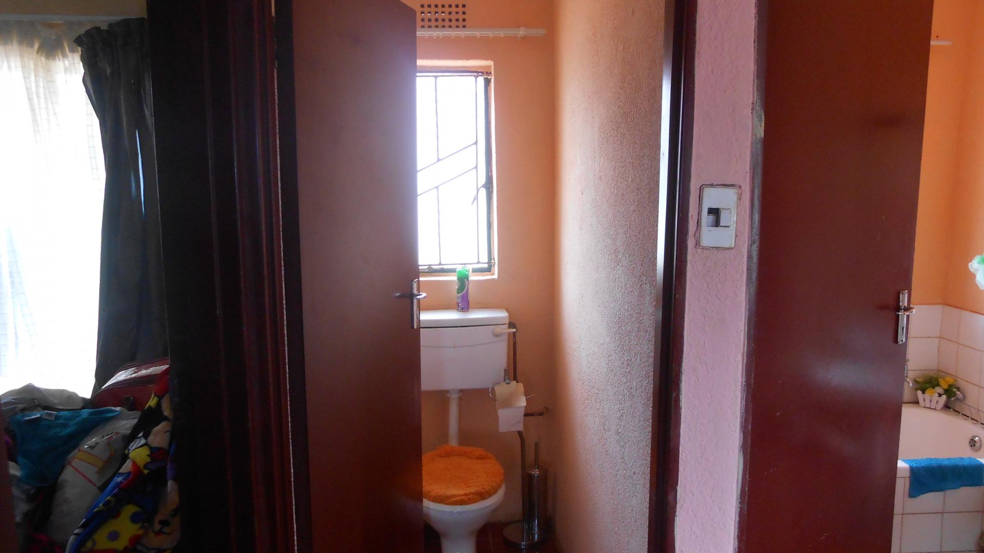 Bathroom 1 - 2 square meters of property in 