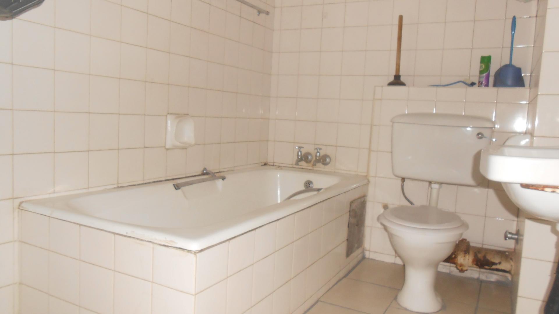 Main Bathroom - 6 square meters of property in Sunnyside
