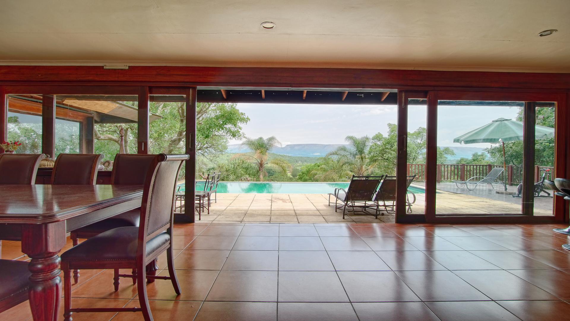 Dining Room - 35 square meters of property in Magaliesburg