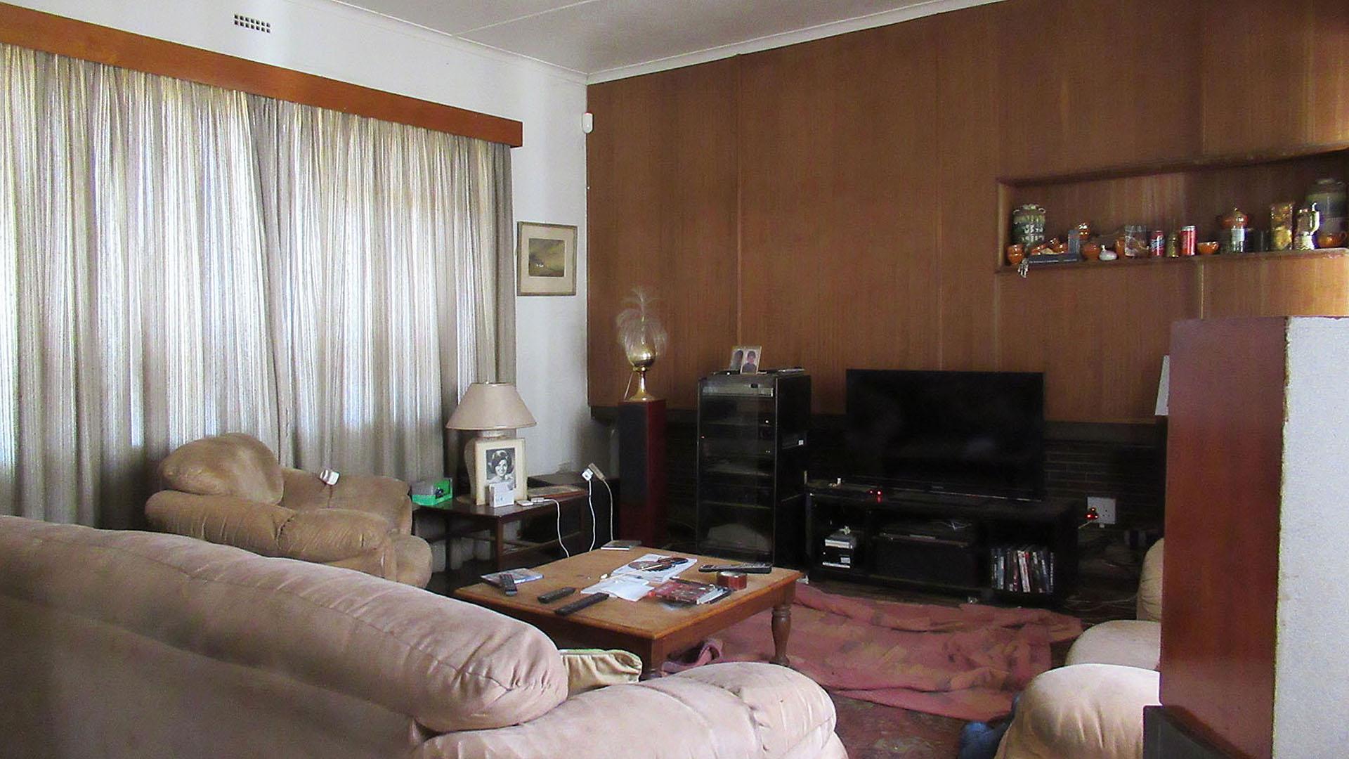 Lounges - 32 square meters of property in Dewetshof