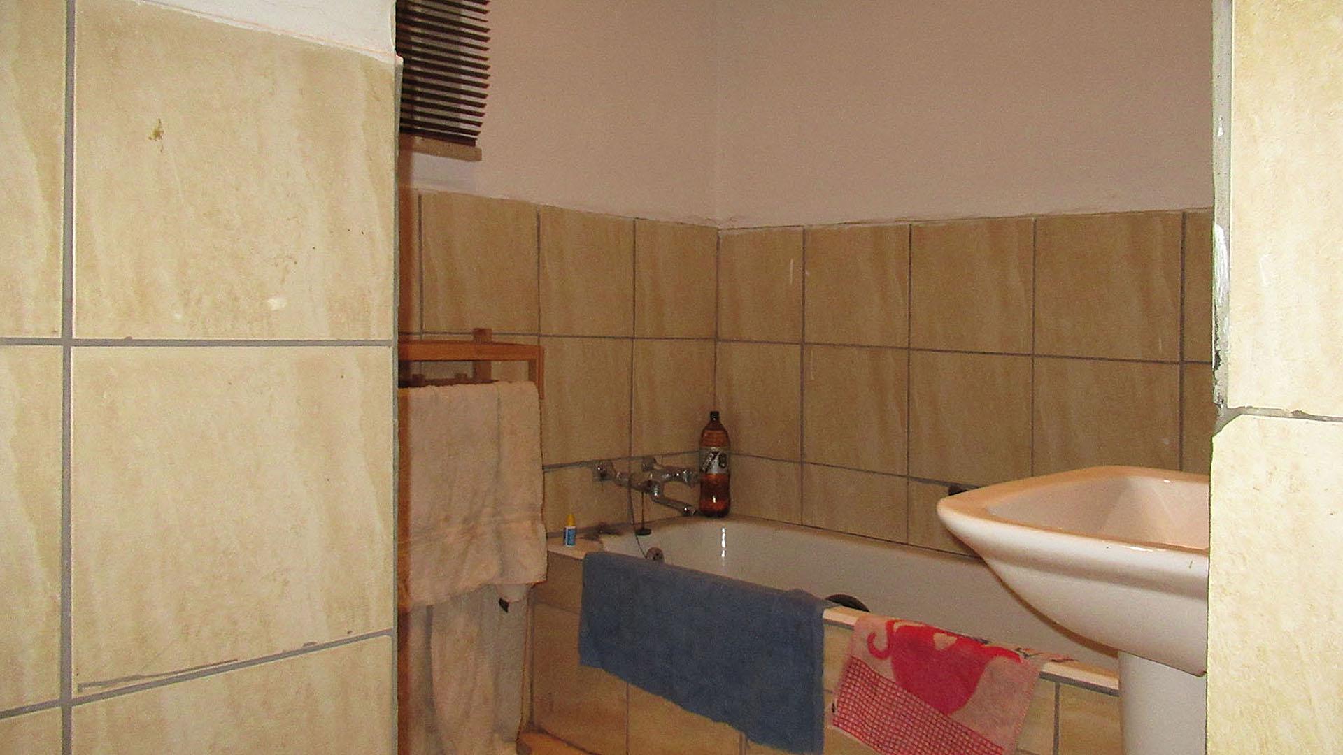 Bathroom 1 - 11 square meters of property in Dewetshof