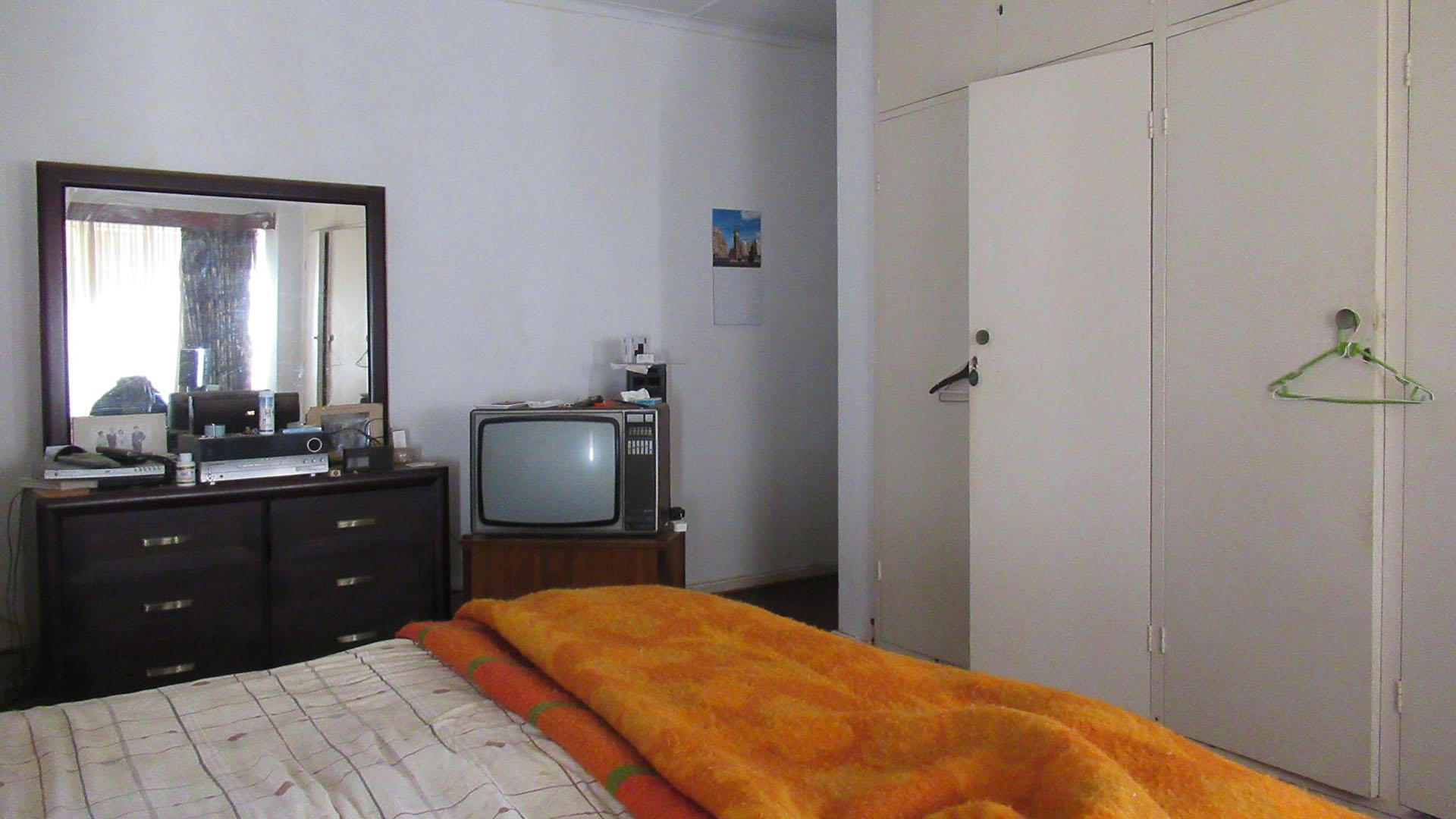 Main Bedroom - 27 square meters of property in Dewetshof