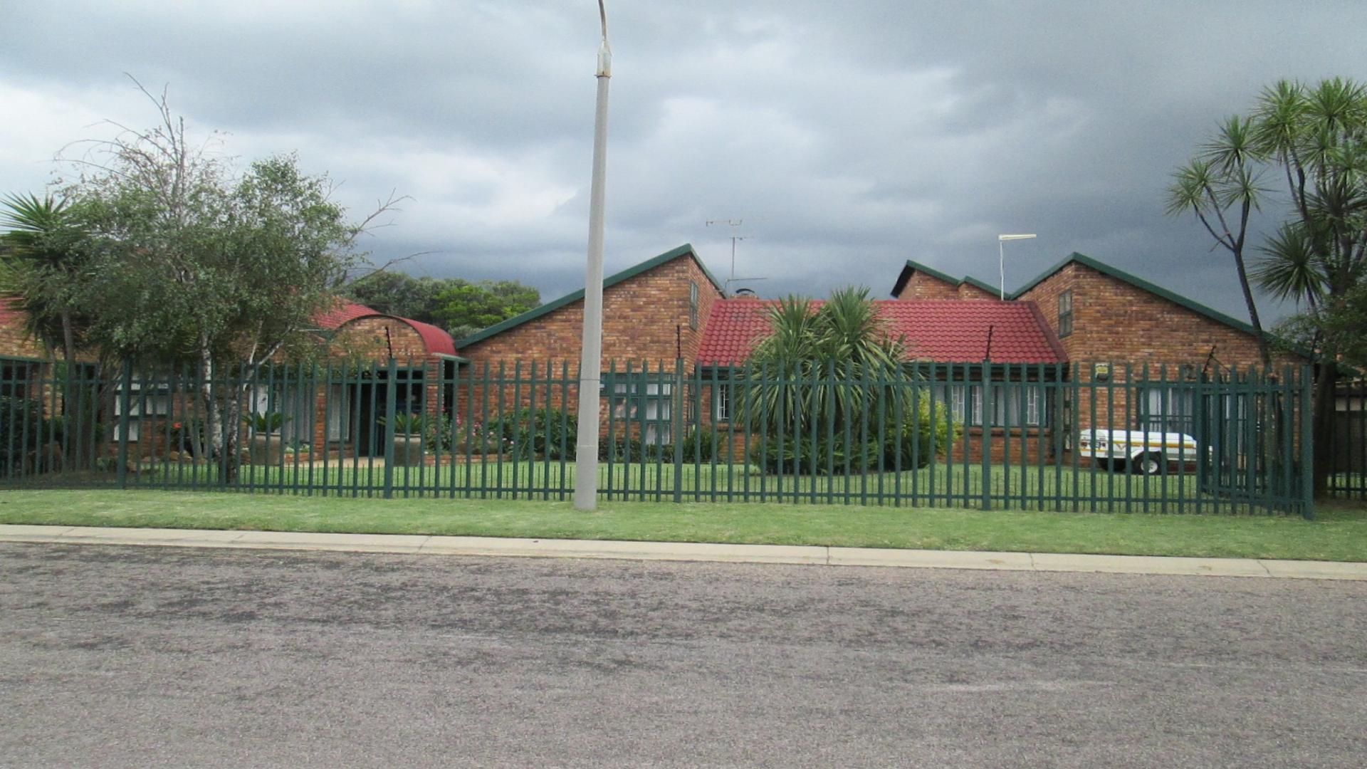 Front View of property in Sunward park