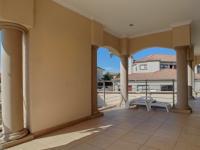 Balcony - 75 square meters of property in The Wilds Estate