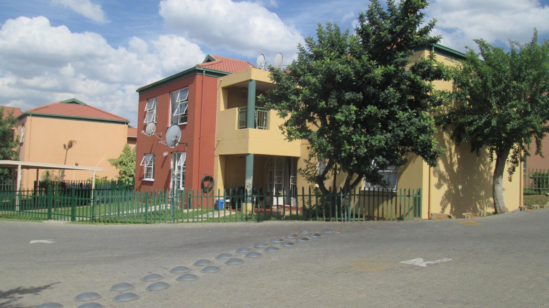 Front View of property in Linmeyer