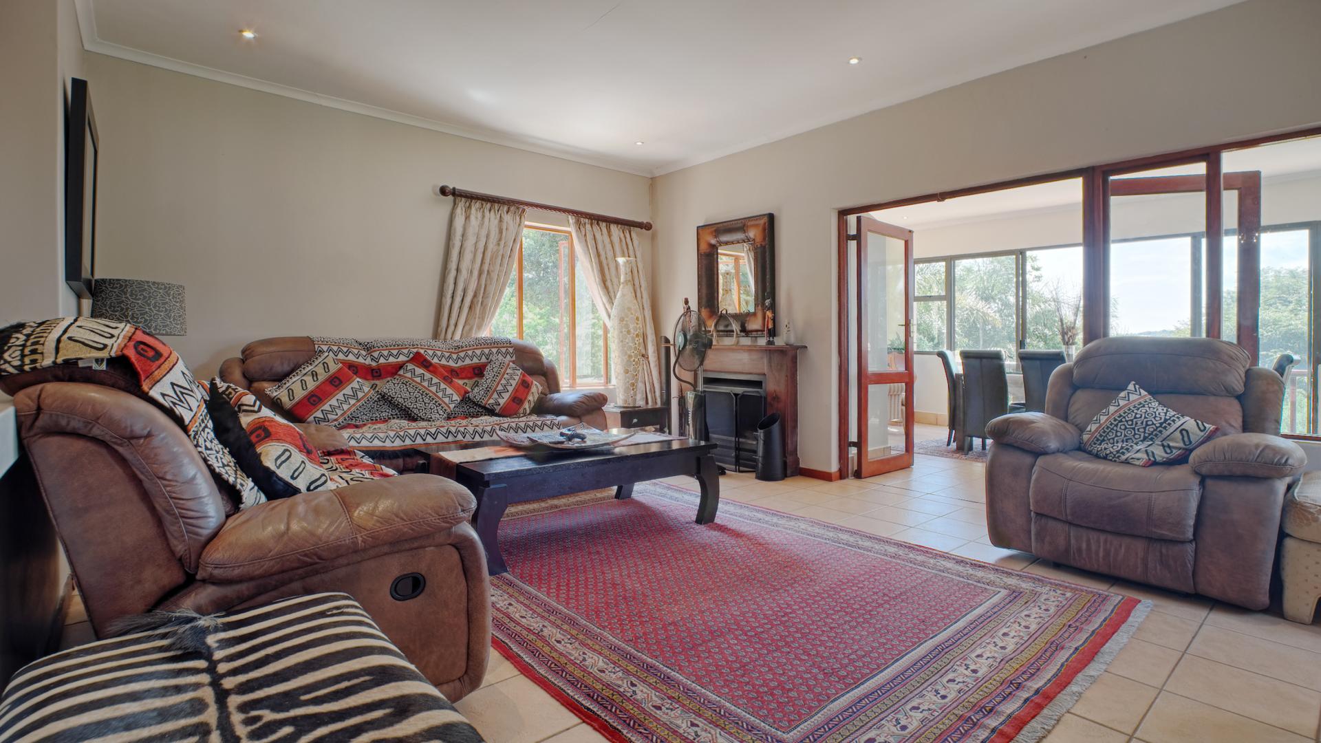 Lounges - 26 square meters of property in Woodhill Golf Estate