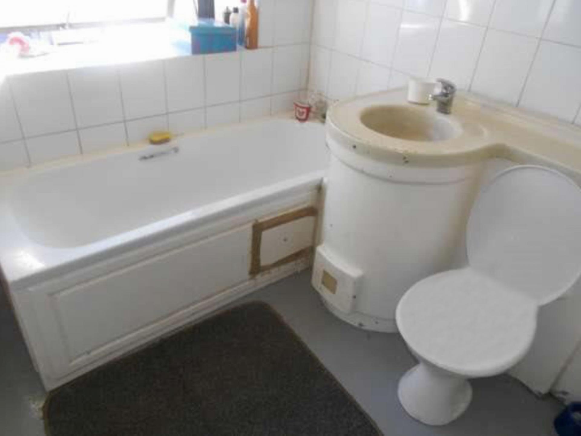 Bathroom 1 - 7 square meters of property in Johannesburg Central