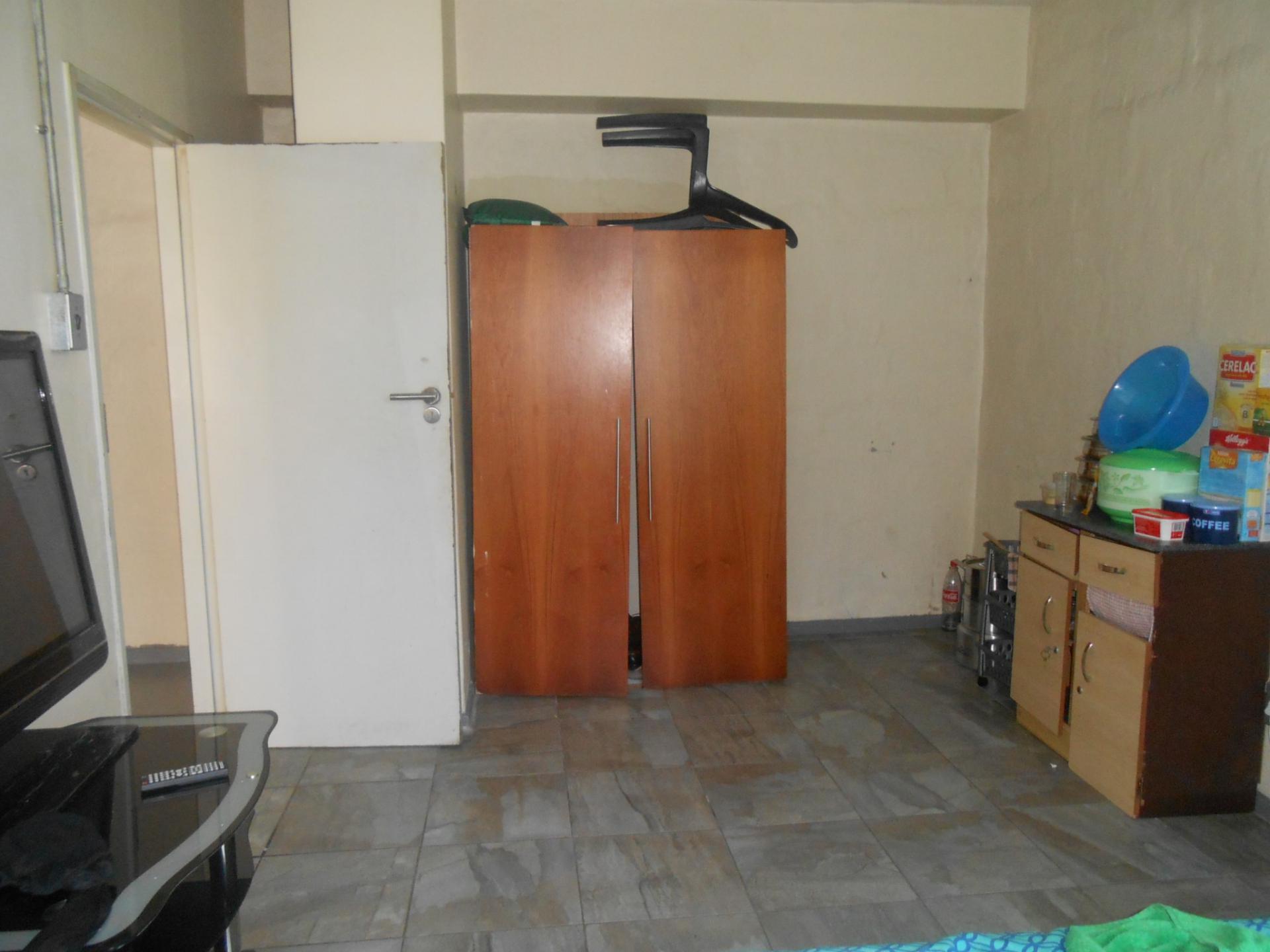 Bed Room 1 - 19 square meters of property in Johannesburg Central