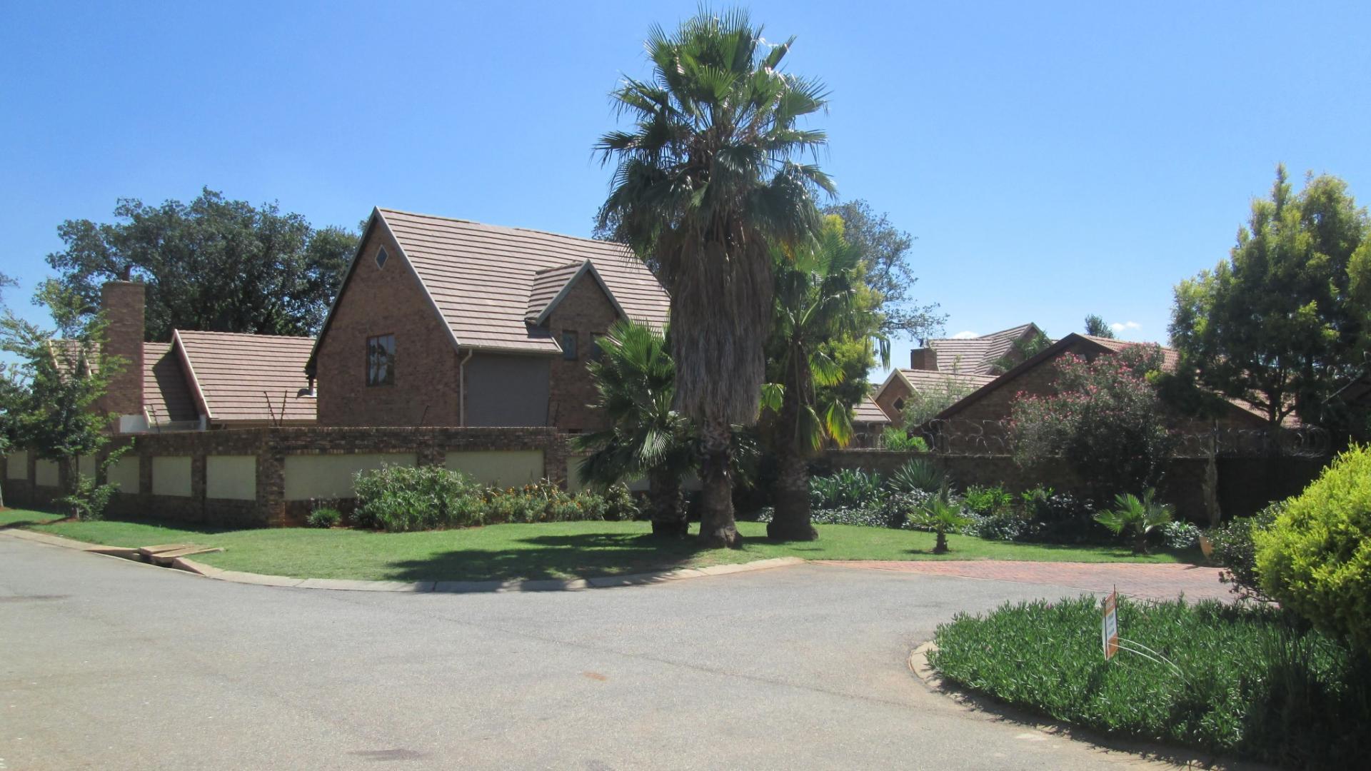 Front View of property in Glen Marais