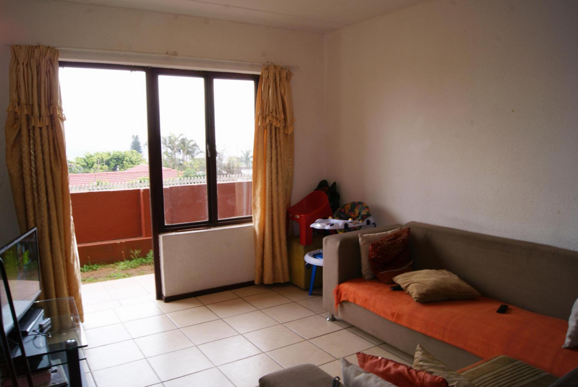 Lounges - 25 square meters of property in Montclair (Dbn)