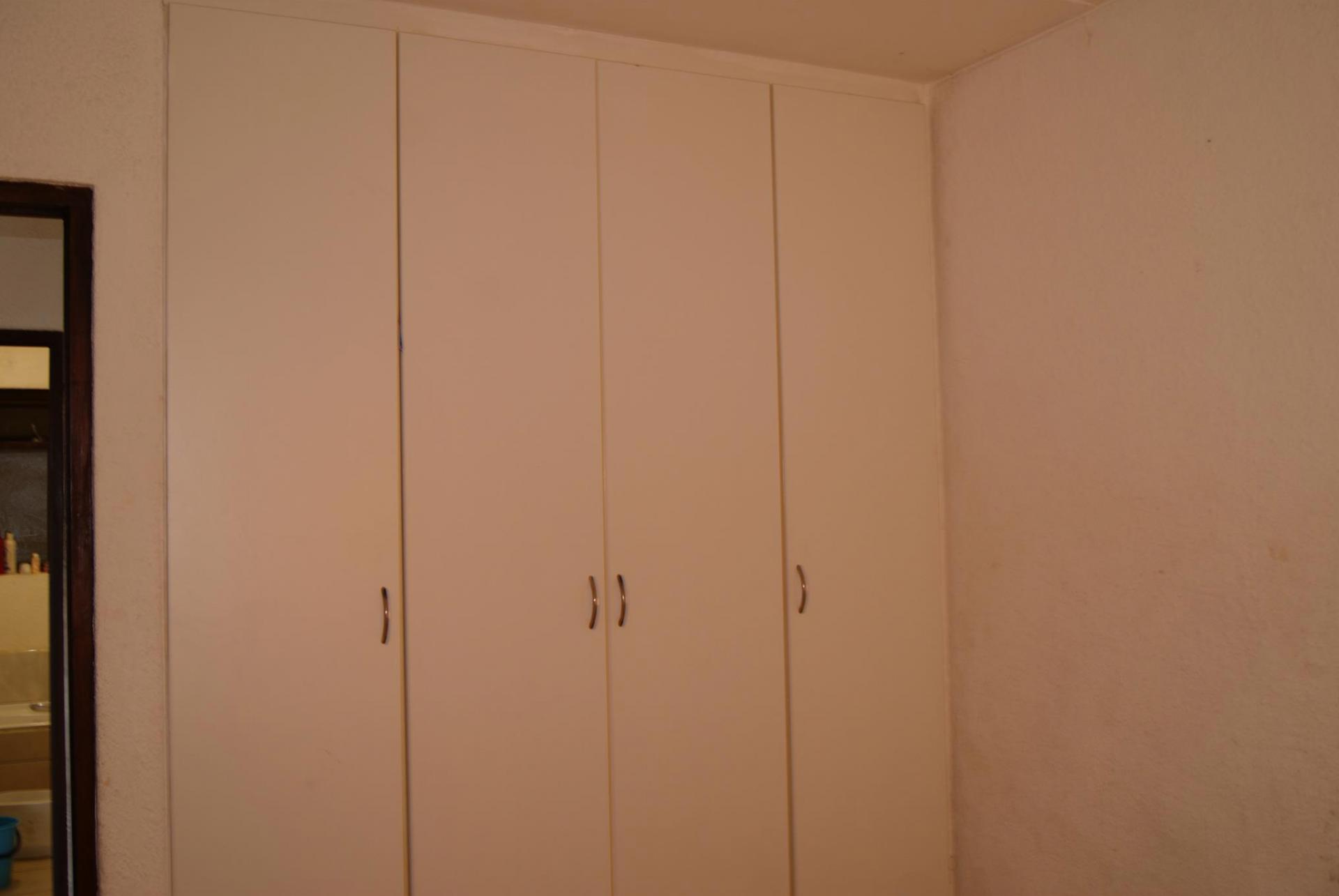 Main Bedroom - 20 square meters of property in Montclair (Dbn)