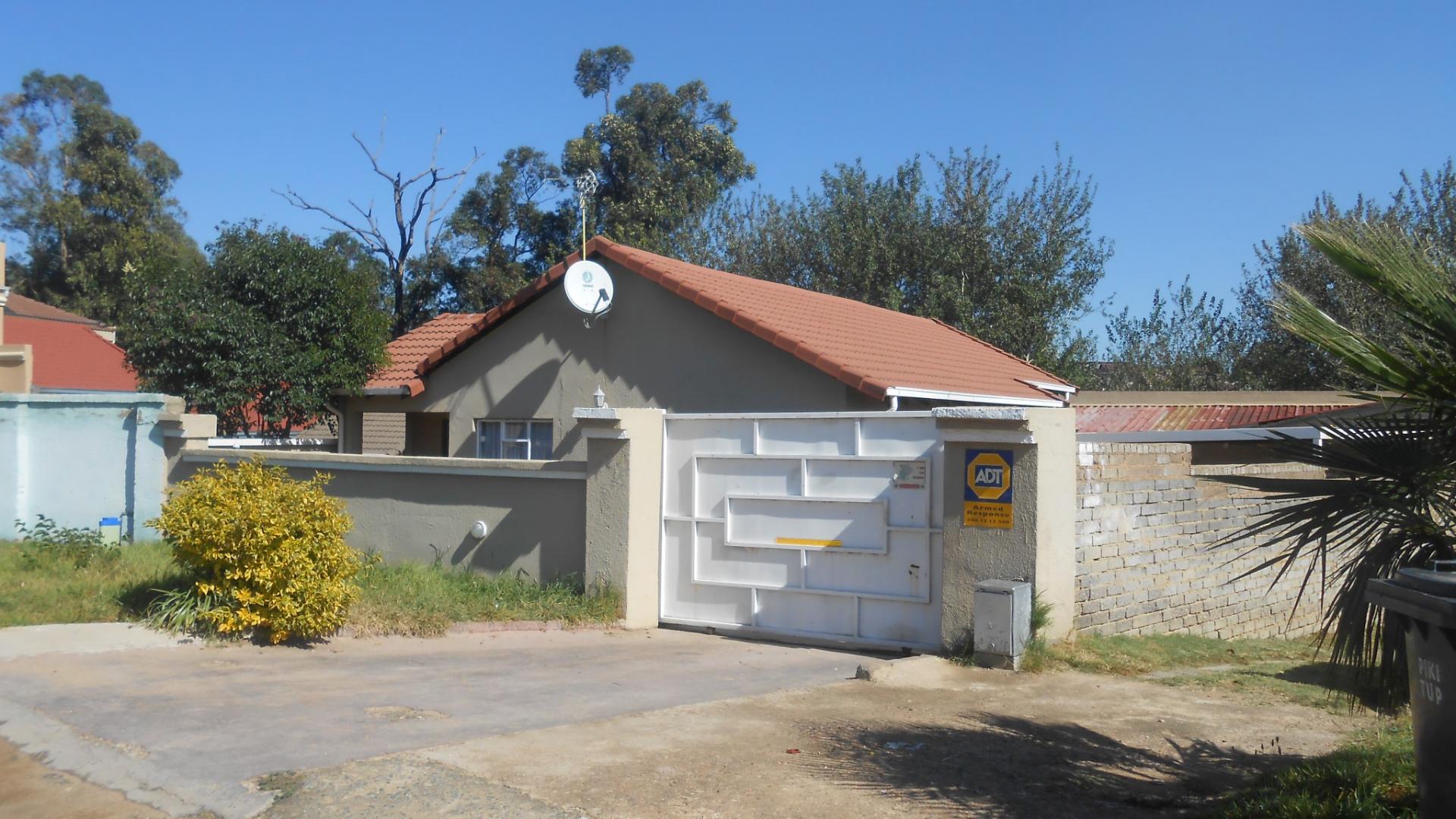 Front View of property in Ormonde