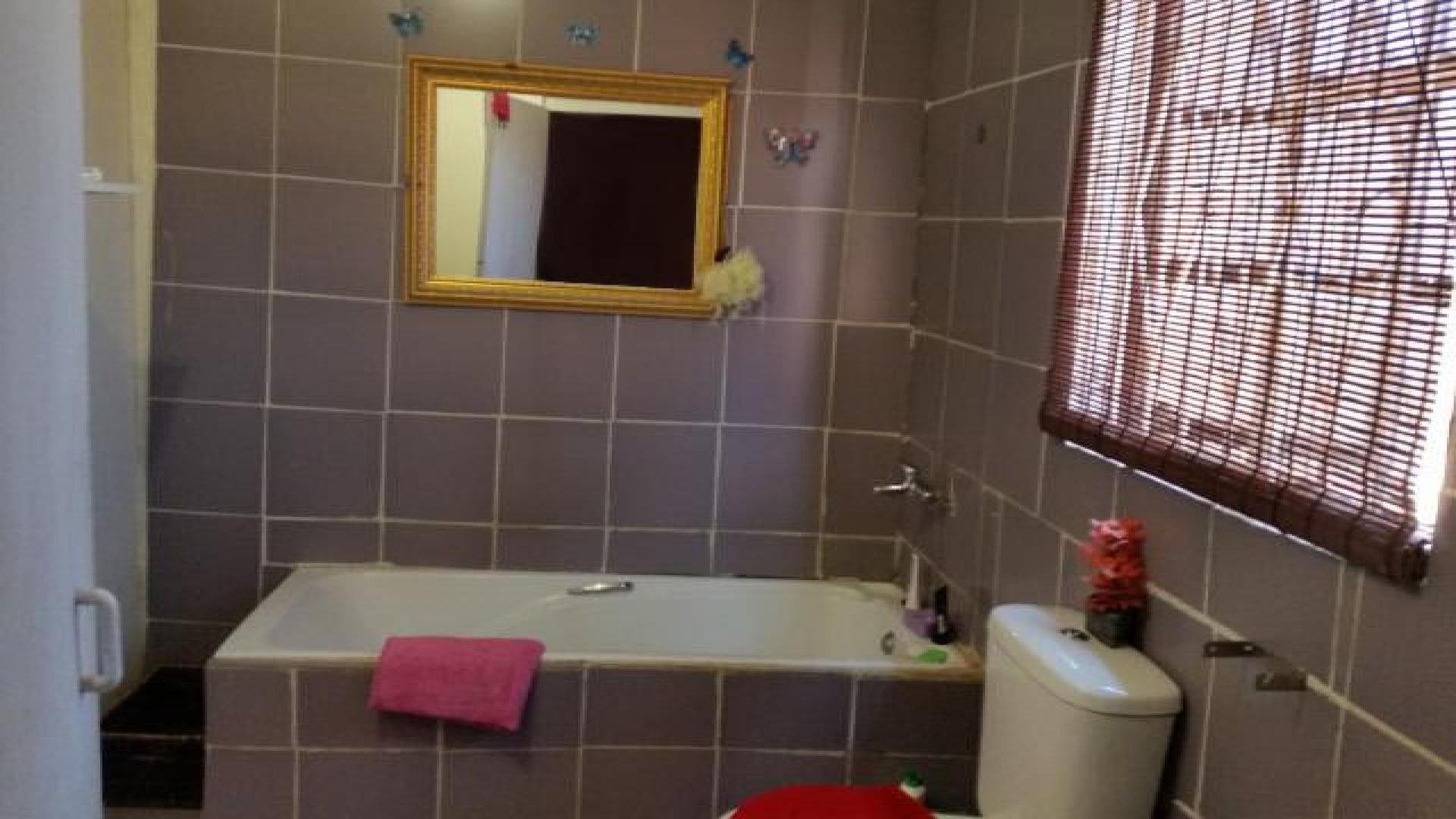 Bathroom 1 of property in Eldorado Park AH