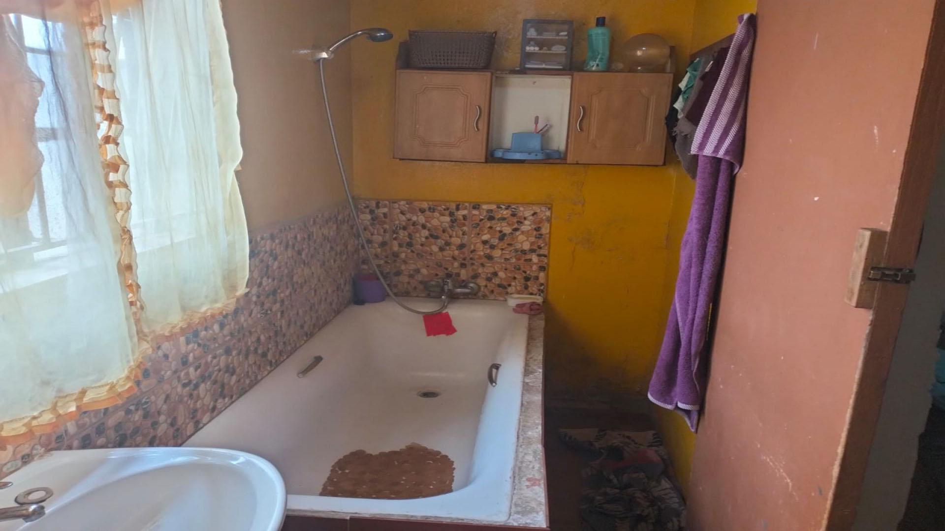 Bathroom 2 of property in Eldorado Park AH