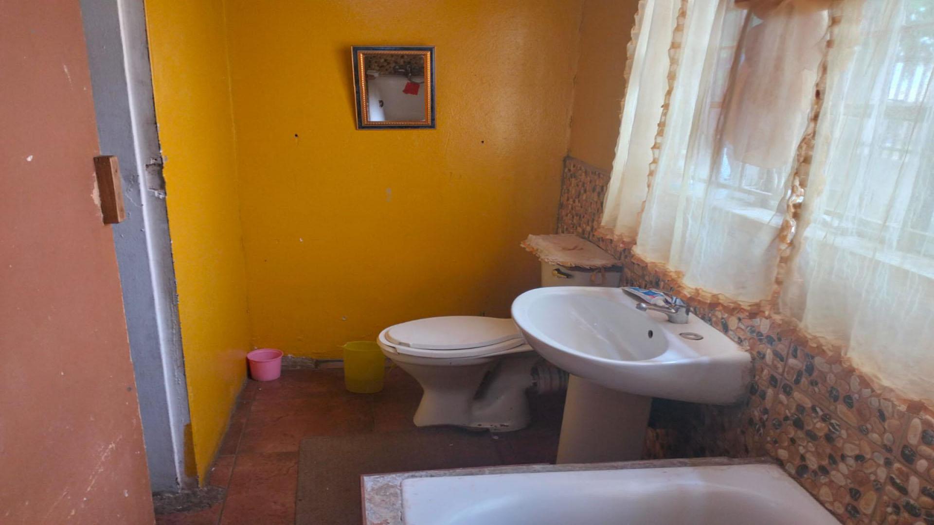 Bathroom 2 of property in Eldorado Park AH