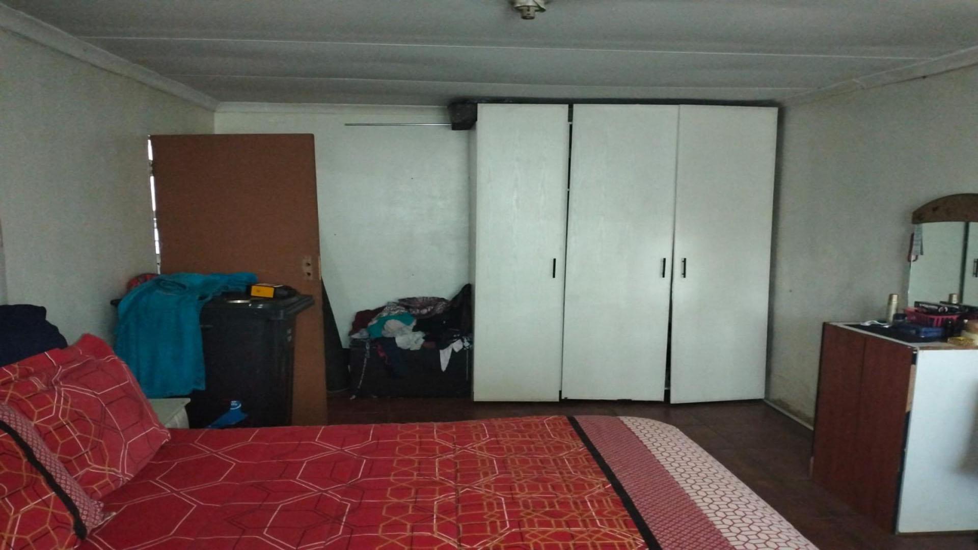 Main Bedroom of property in Eldorado Park AH