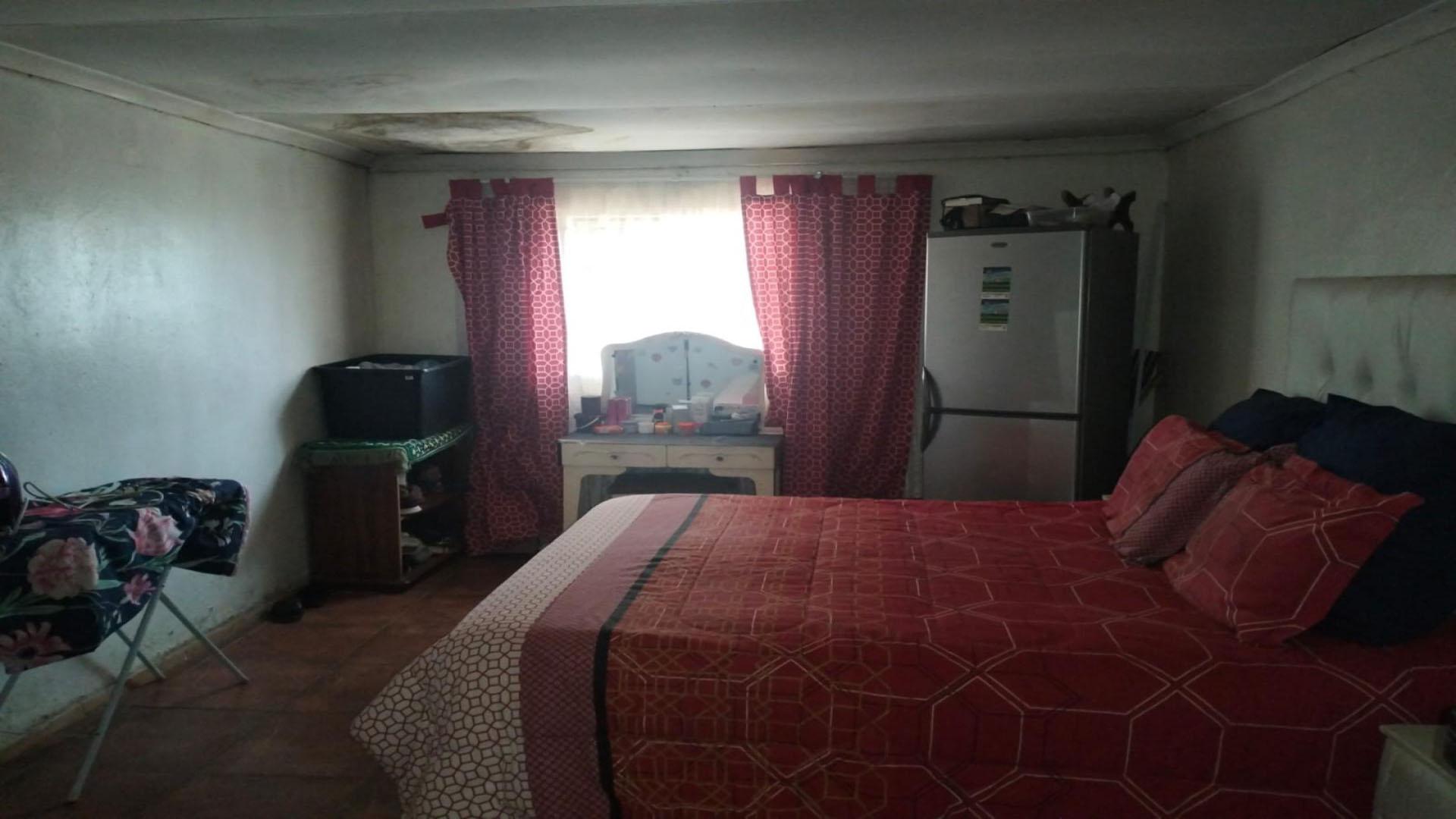 Main Bedroom of property in Eldorado Park AH