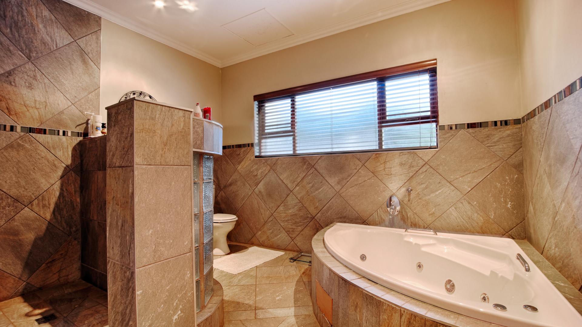 Bathroom 2 of property in Waterkloof Ridge