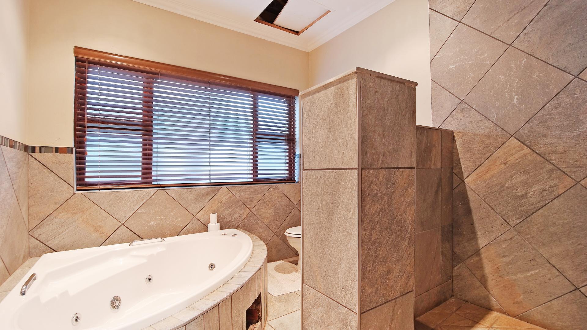 Bathroom 3+ of property in Waterkloof Ridge