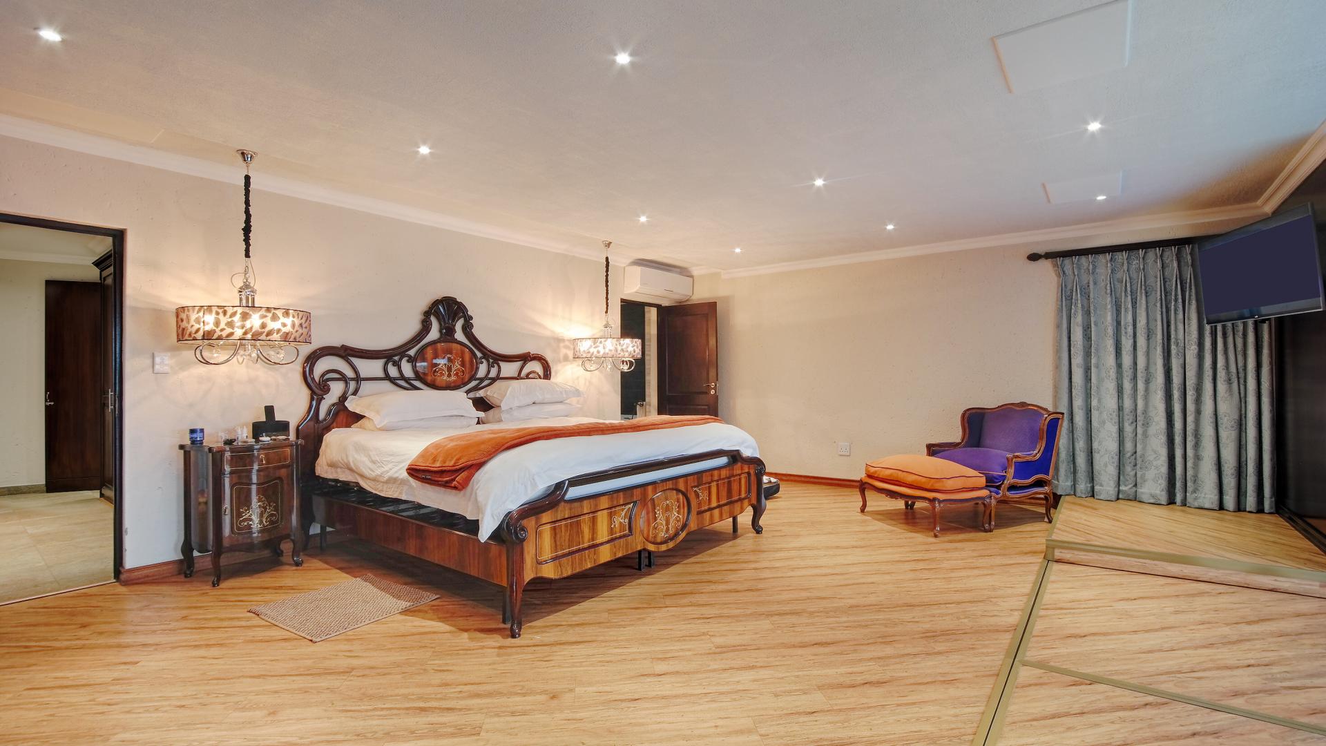 Main Bedroom of property in Waterkloof Ridge