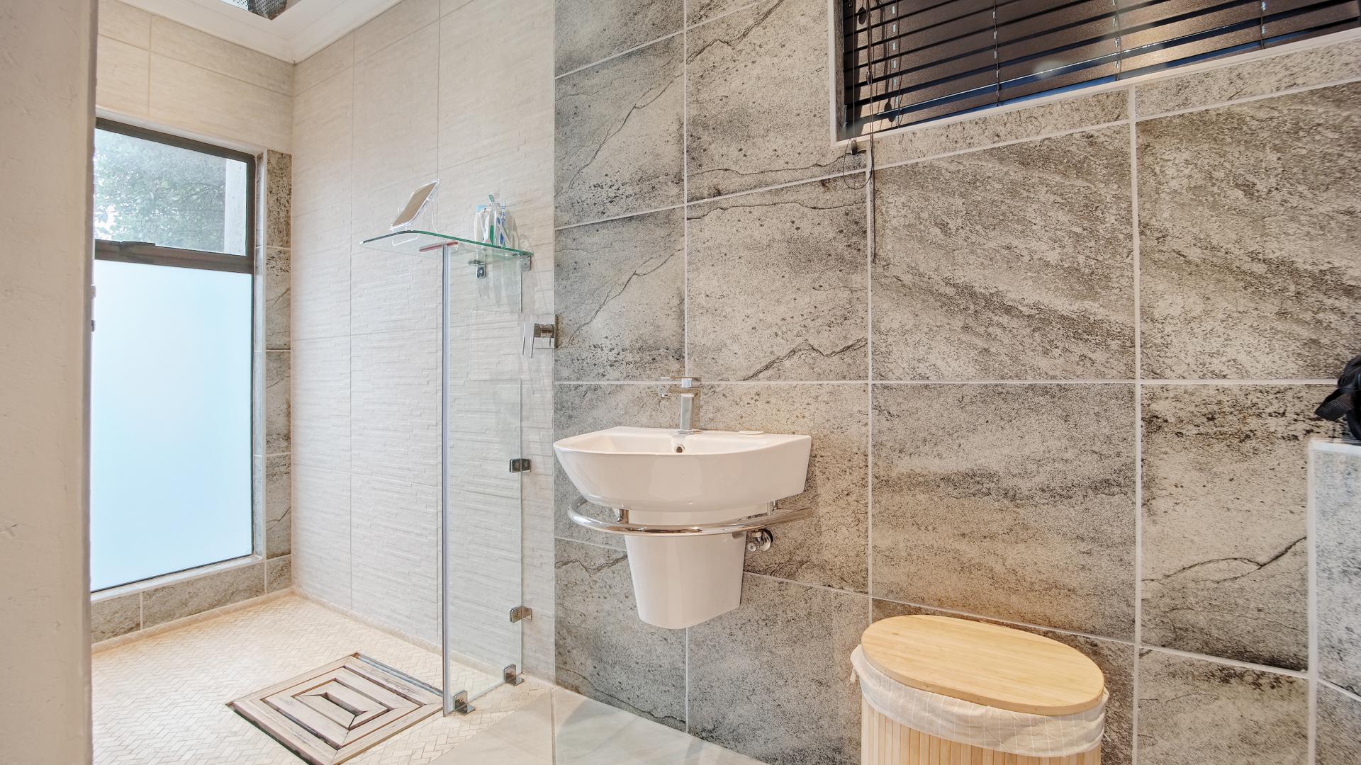 Main Bathroom of property in Waterkloof Ridge