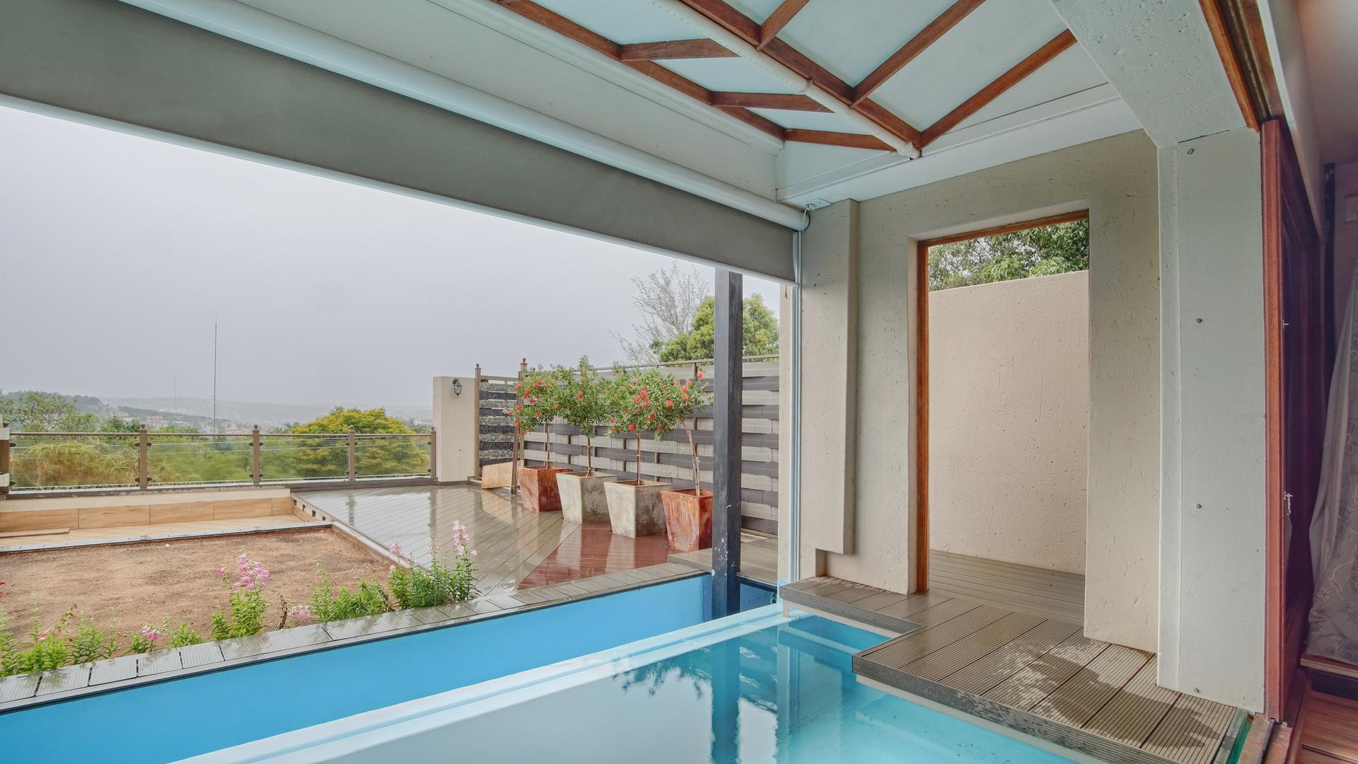 Main Bedroom of property in Waterkloof Ridge