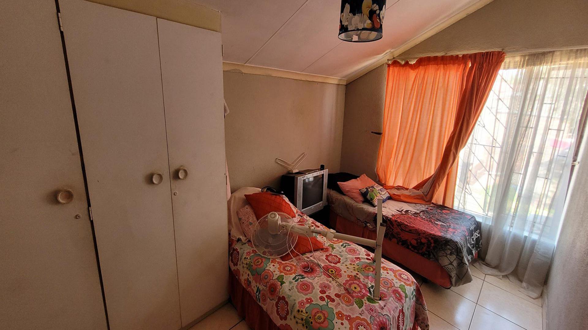 Bed Room 1 of property in Birch Acres