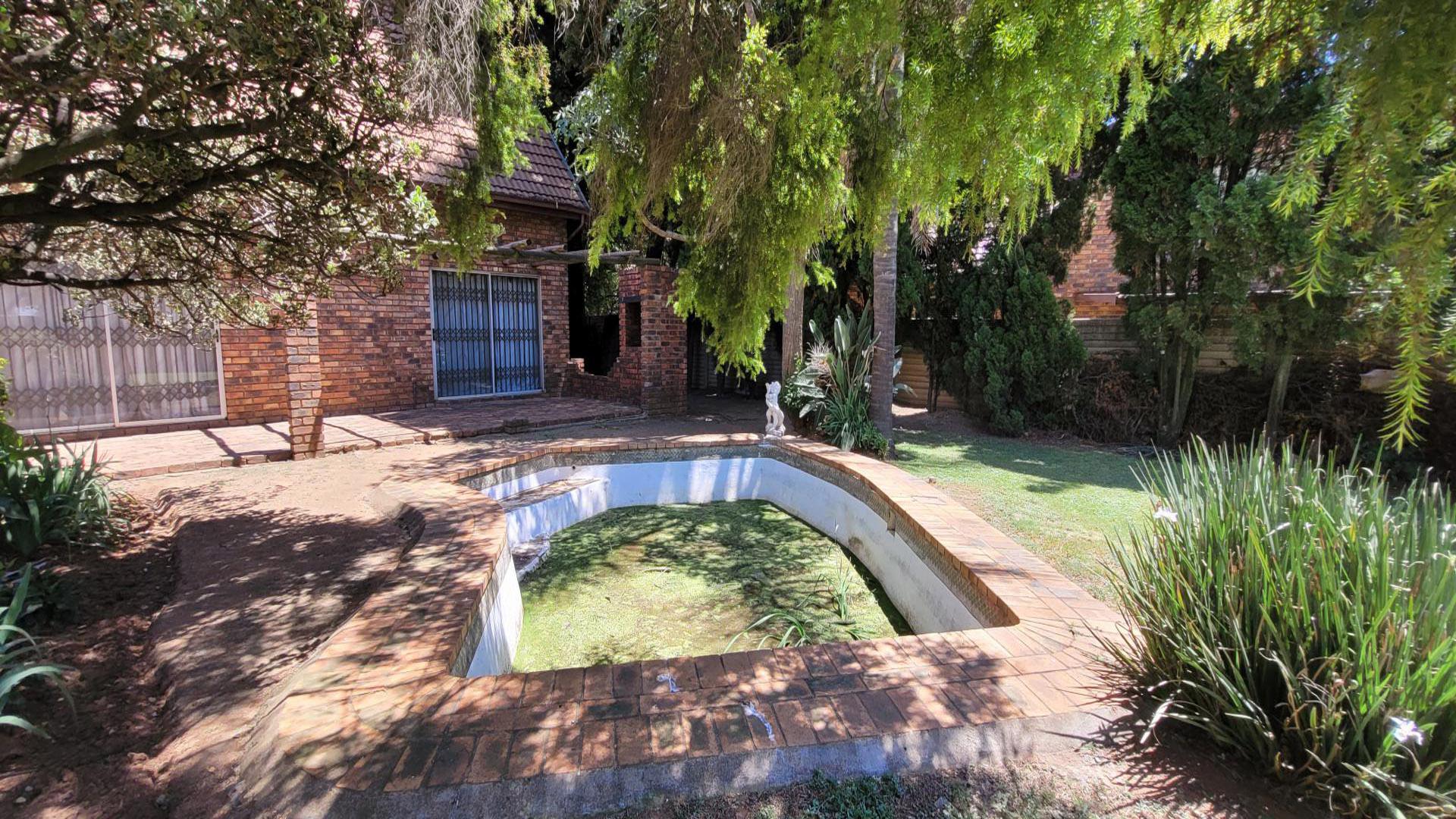 Swimming Pool of property in Birch Acres