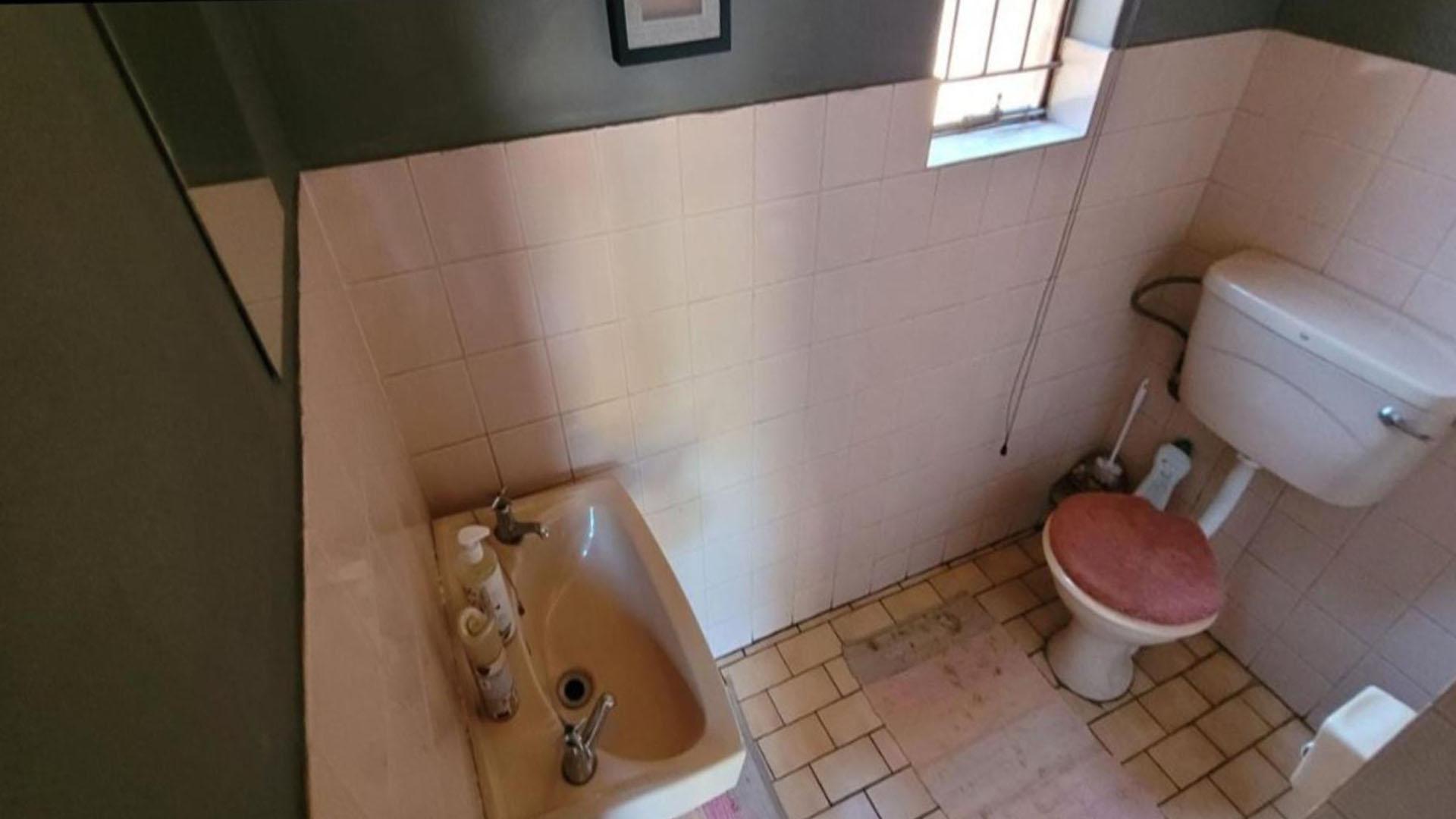 Bathroom 1 of property in Birch Acres