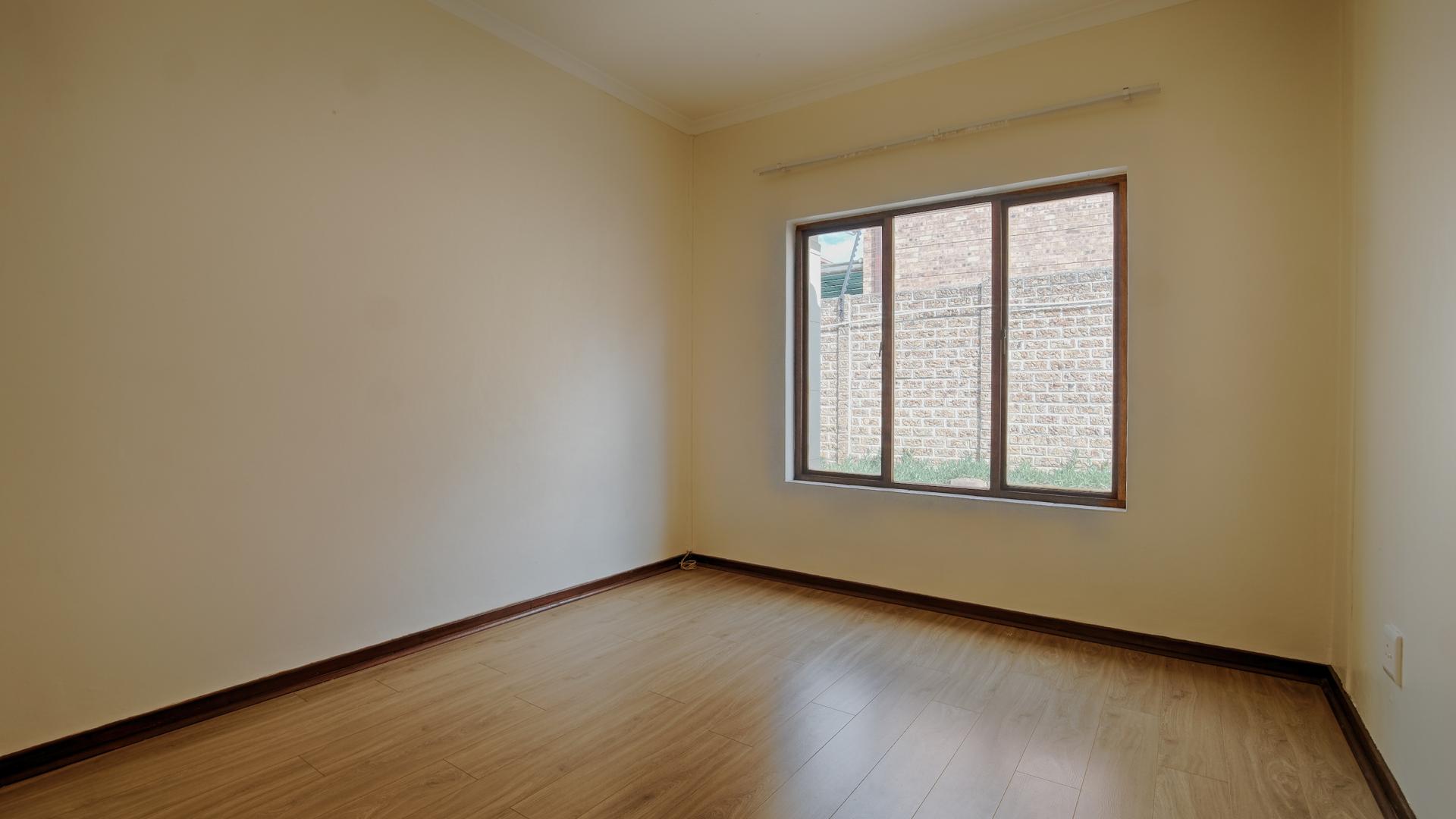 Bed Room 1 - 14 square meters of property in Silver Lakes Golf Estate