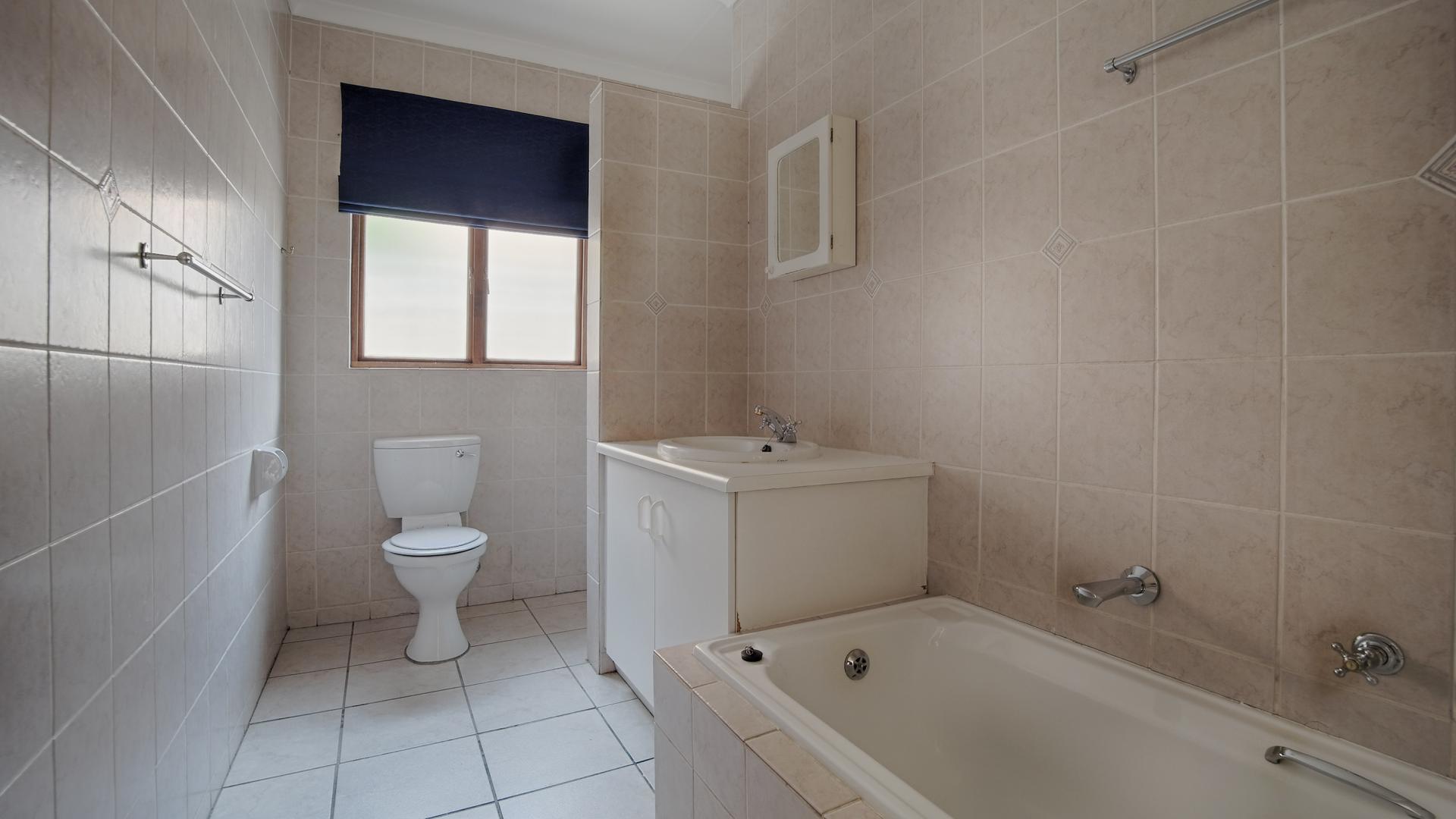 Bathroom 1 of property in Silver Lakes Golf Estate